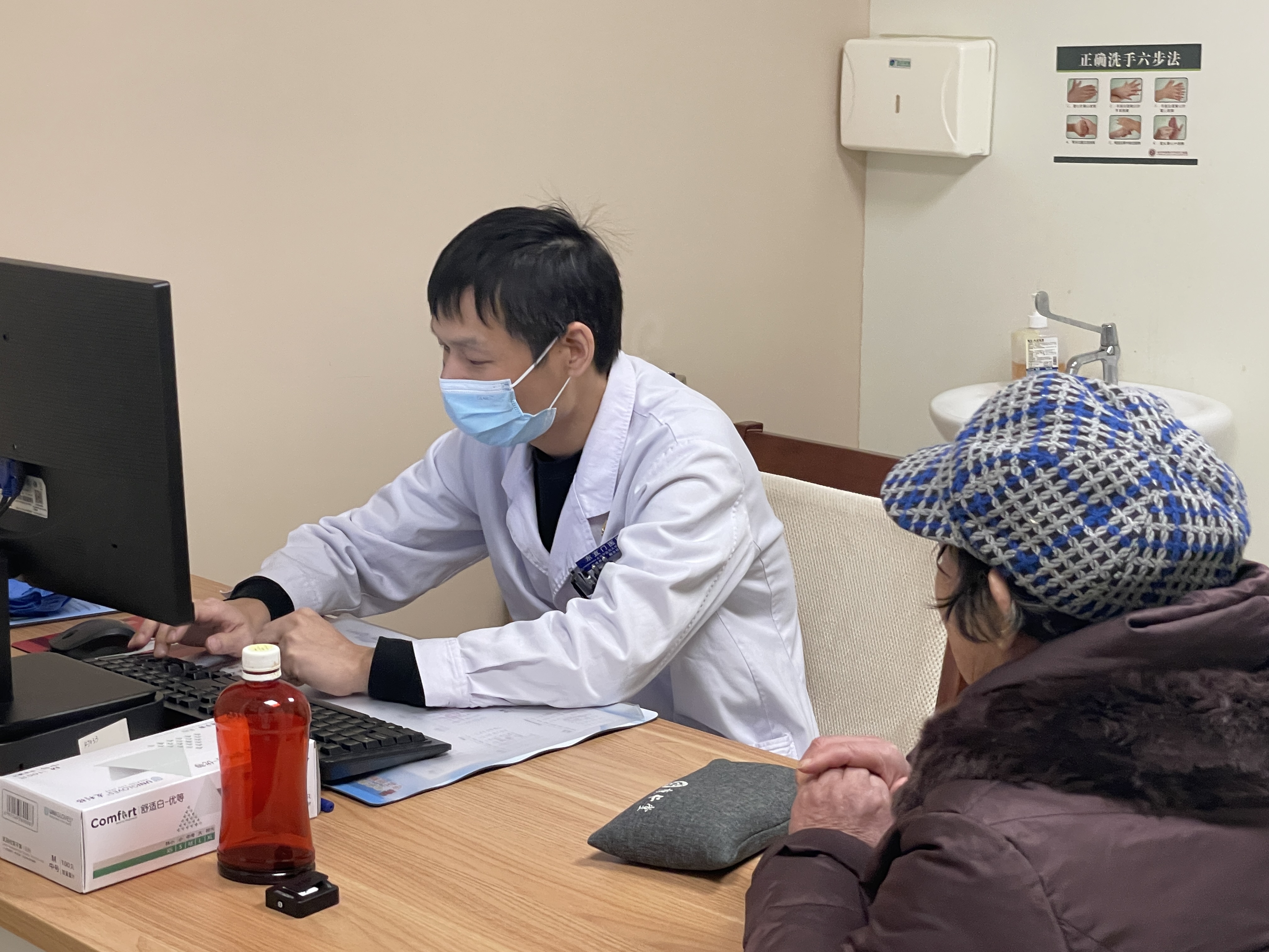 老人年纪大了真的很可怜70多岁老人看病无人陪同