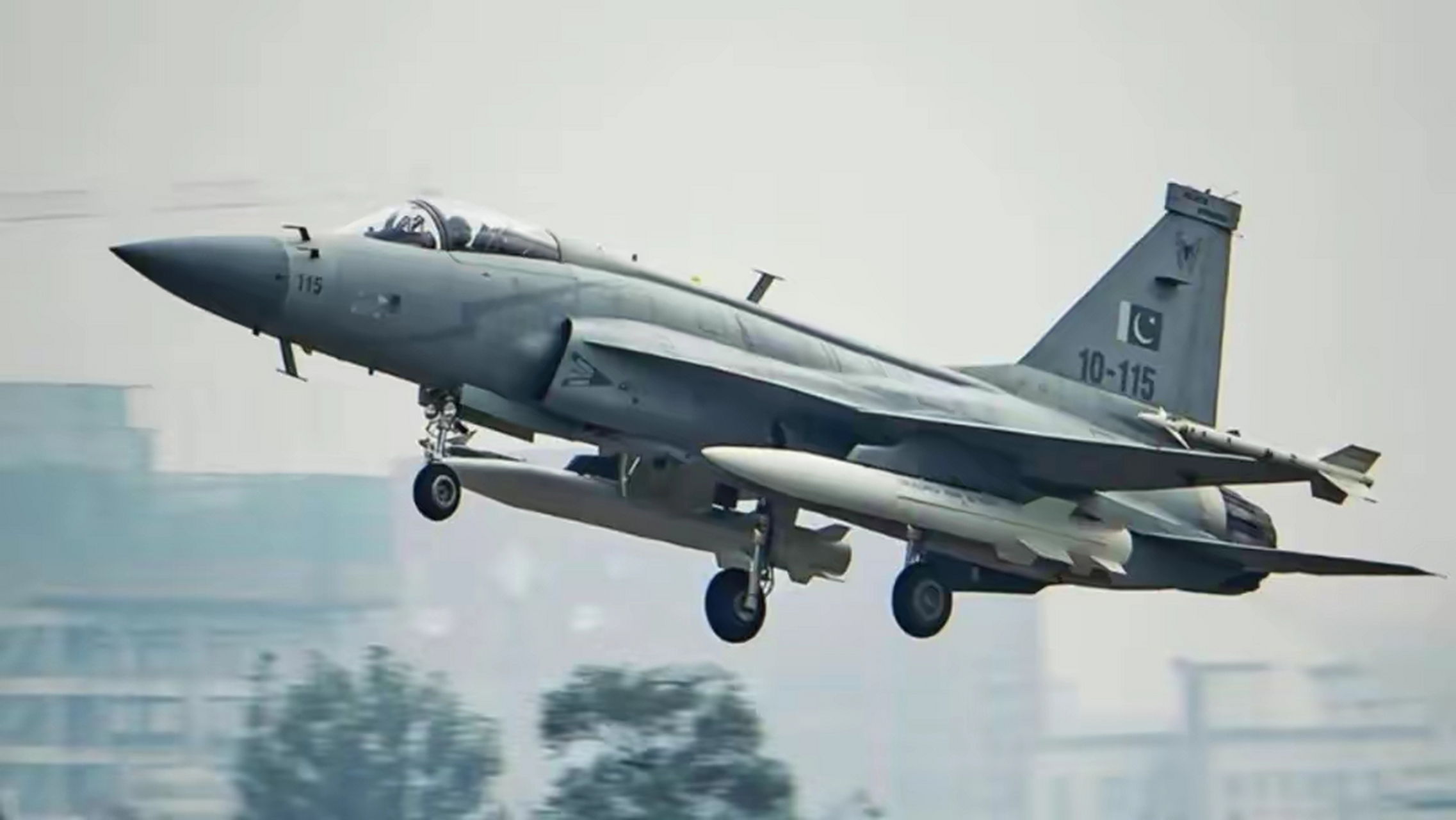 作为一款轻型战斗机,jf17"枭龙"战斗机已经在巴基斯坦空军中担当起大