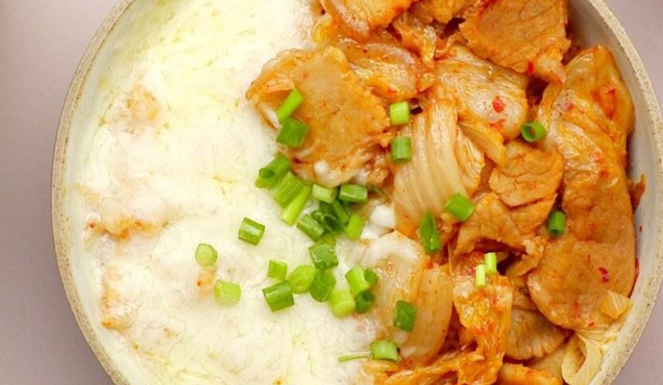 白菜焖饭:米饭还在做蛋炒饭吗?快来试试这种做法,做法易学!