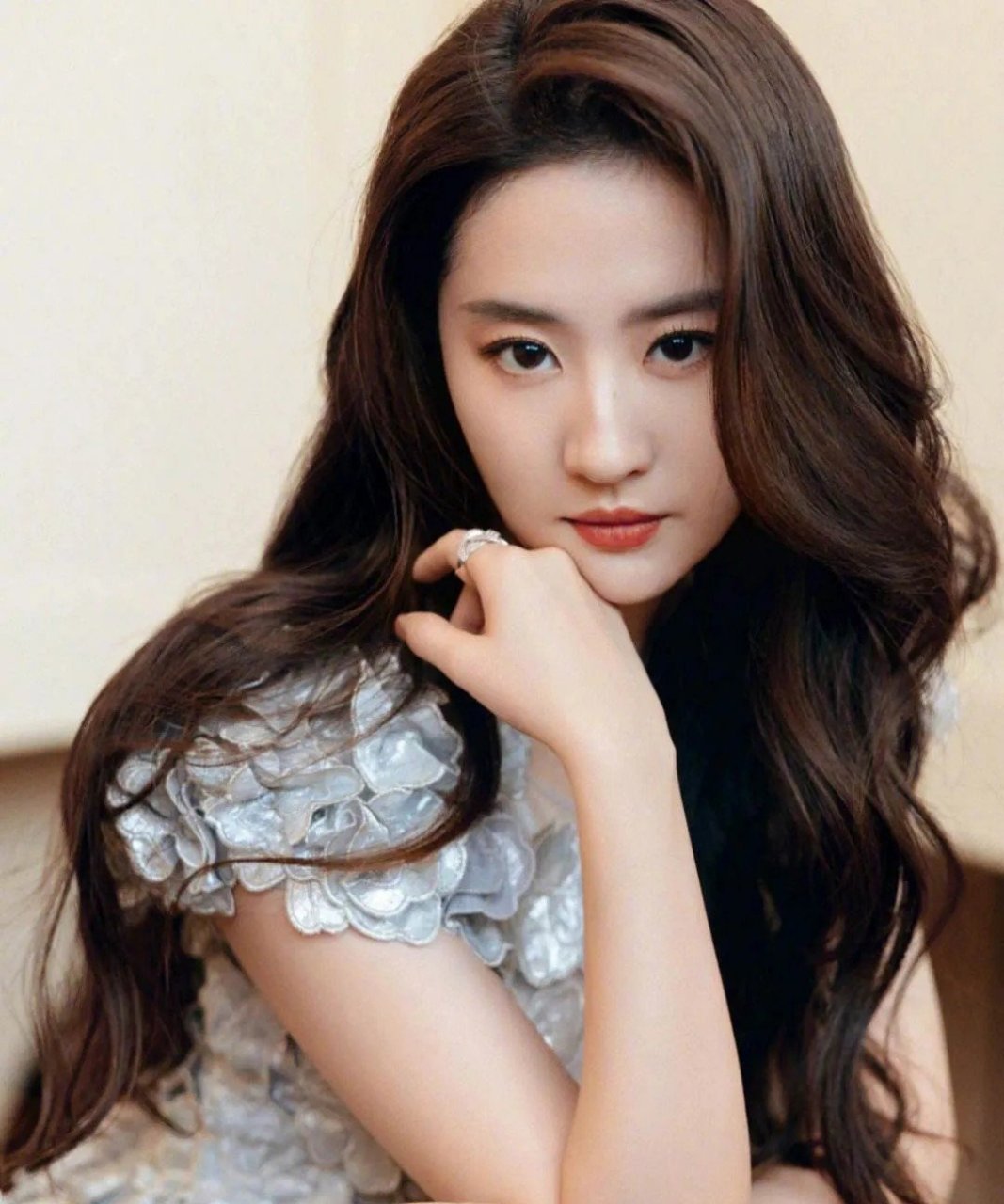 娱乐圈再次掀起轩然大波,这次的焦点是一位拥有"神颜"级别的女顶流,据