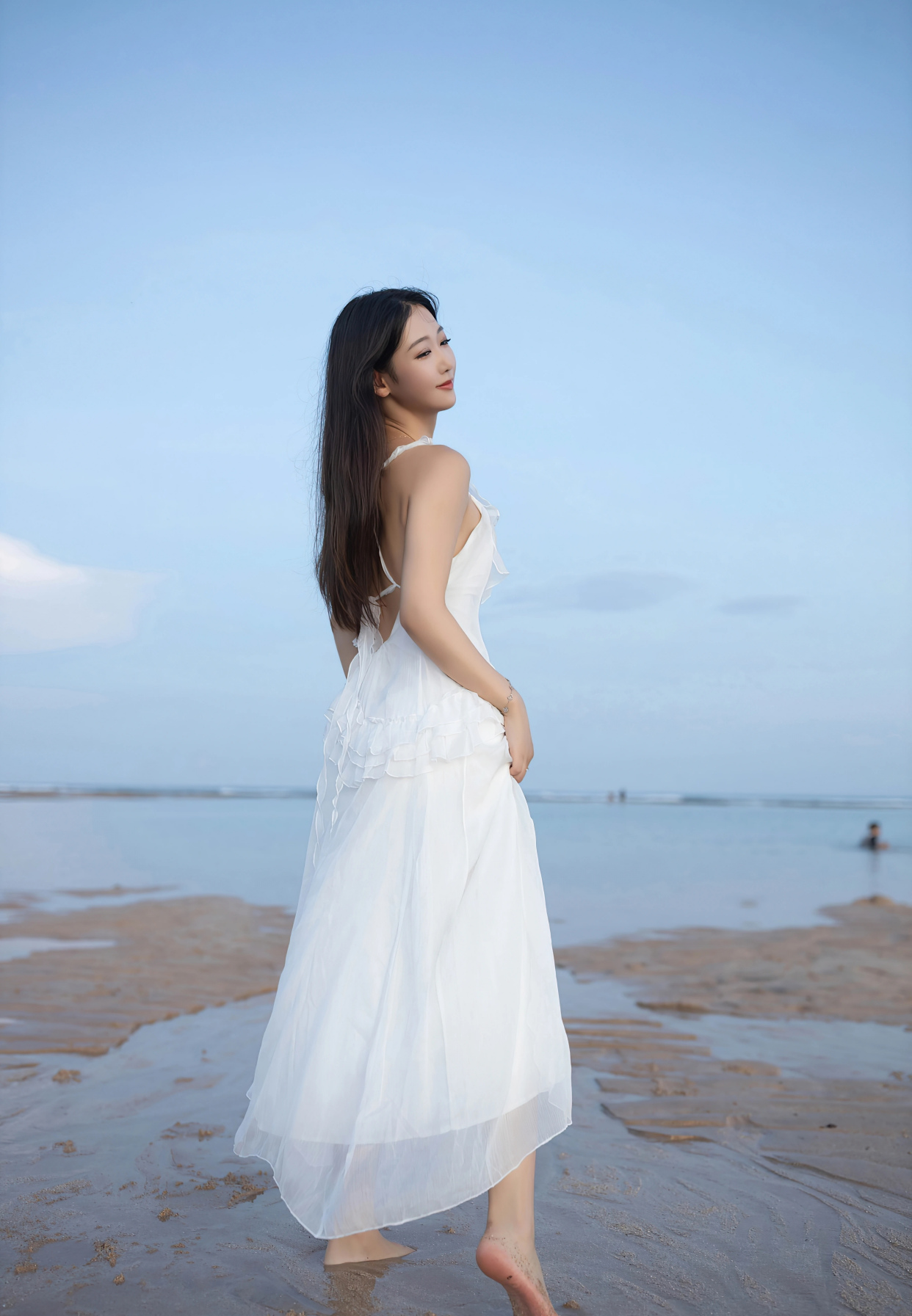 唐安琪法式纯欲风,白色吊带荷叶边连衣裙