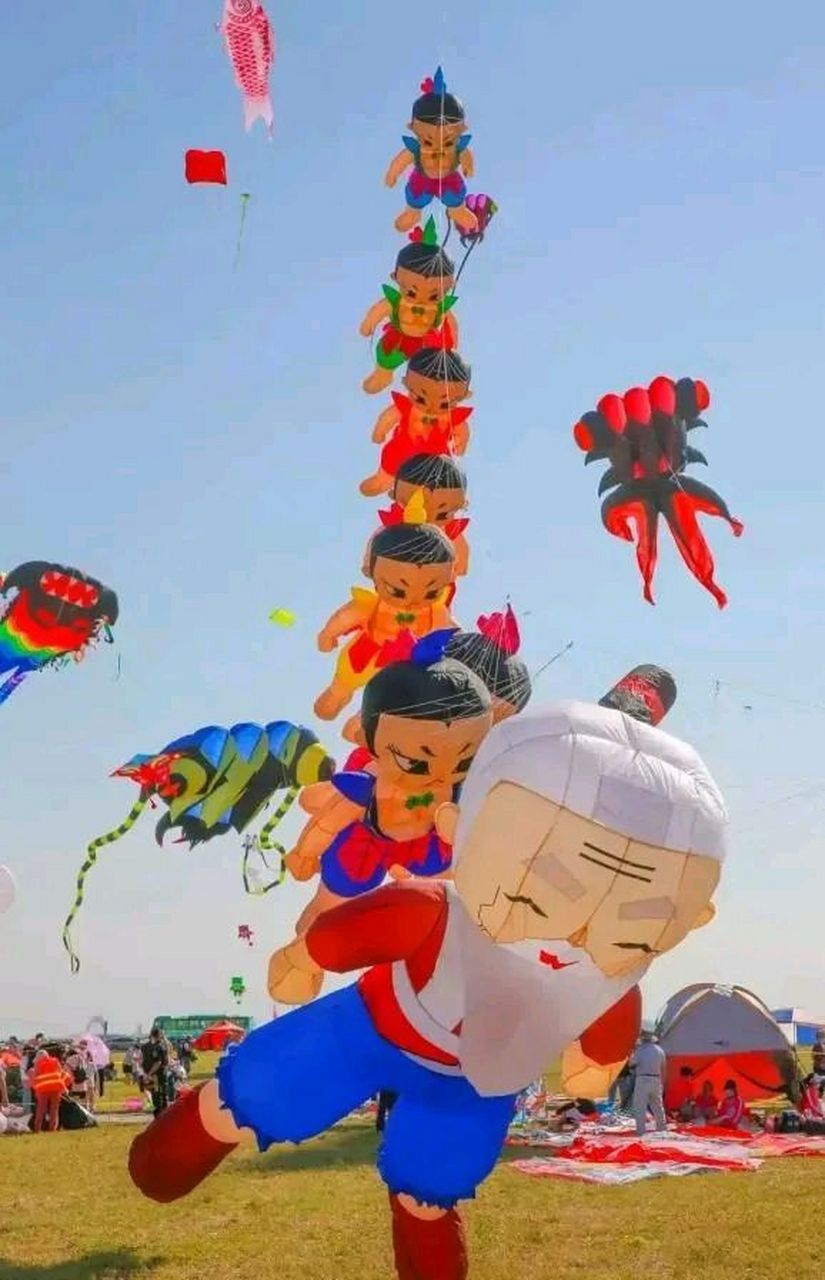 还有什么不能在潍坊风筝节飞起来,只要给根线,啥都飞上天.