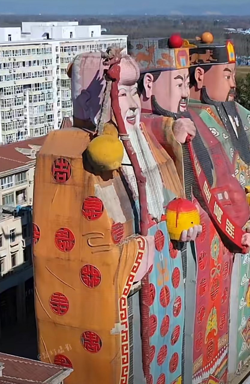 河北燕郊的天子庄园小区,这三尊福禄寿雕像,据说是因为房子风水不太好