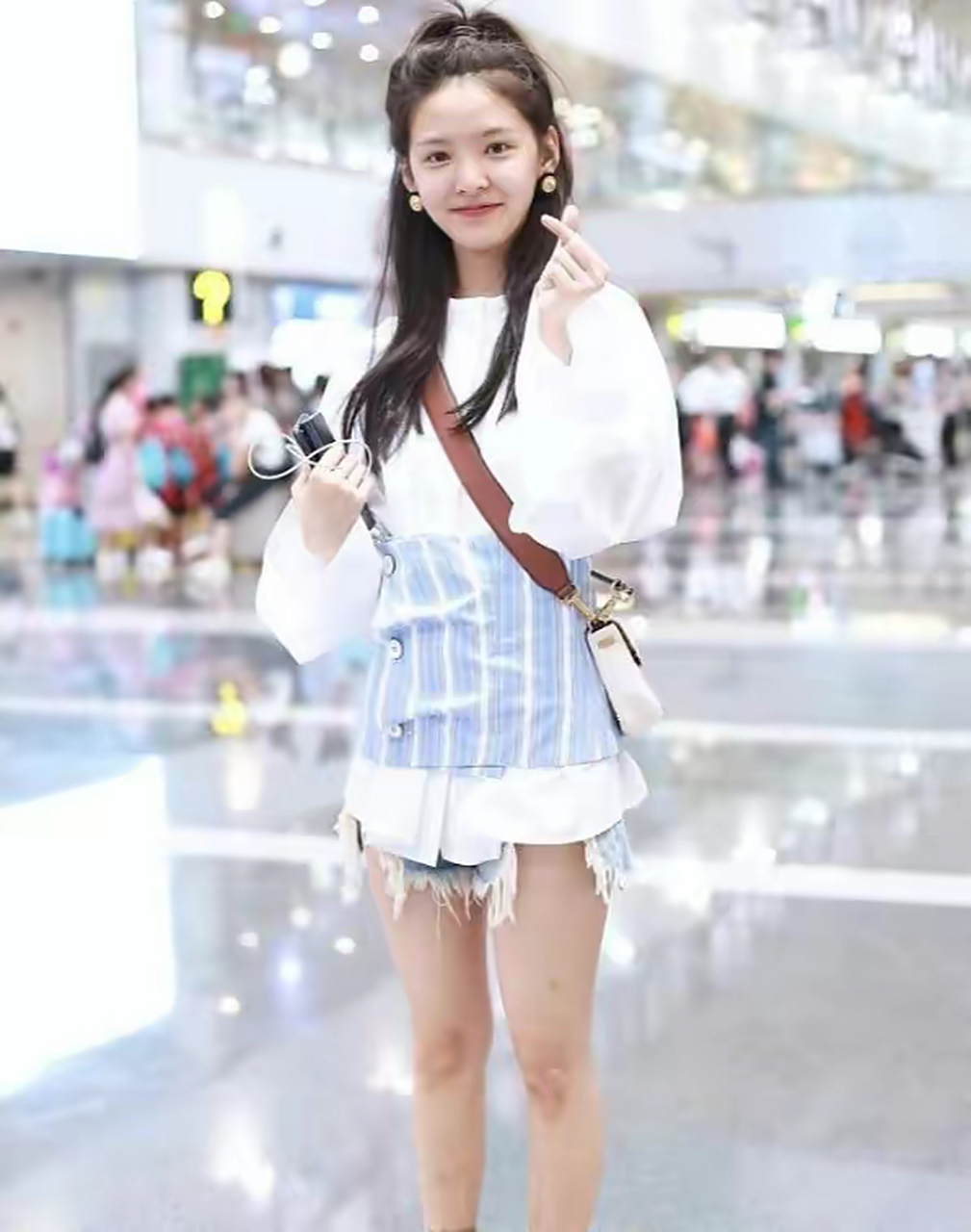 章若楠穿着一身非常粗糙的牛仔短裤,这样的牛仔短裤也是直接展现出