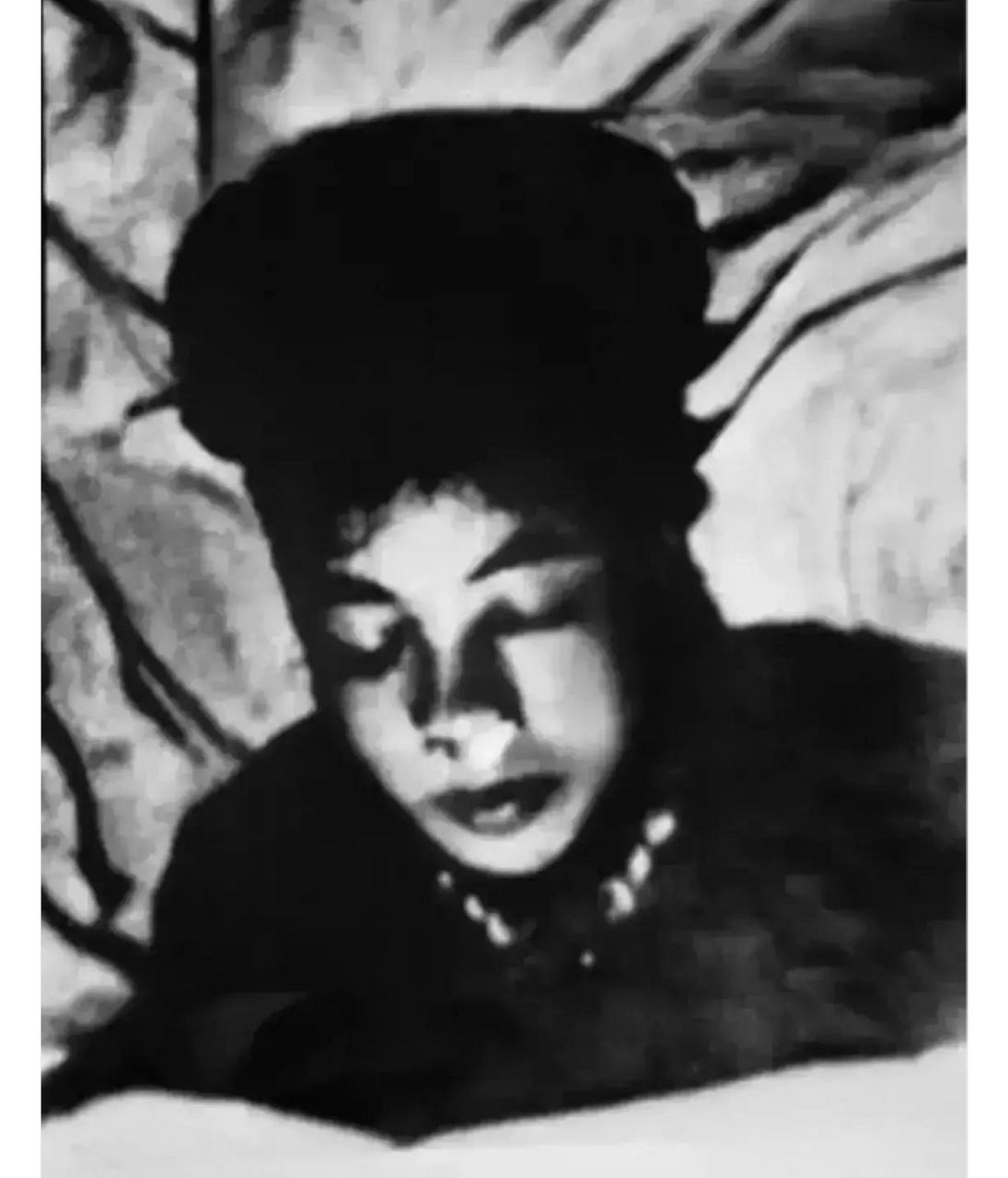 1962年,雷锋牺牲后,遗体被转移到连队活动室里,拍下的一张罕见遗容