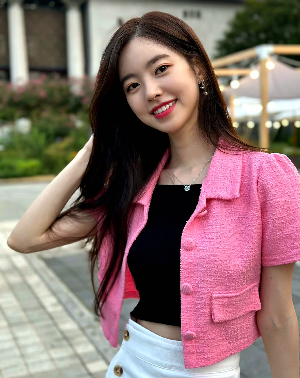 韩国演员陈世妍,粉色外套,可爱模样,你有没有被甜倒?#陈世妍