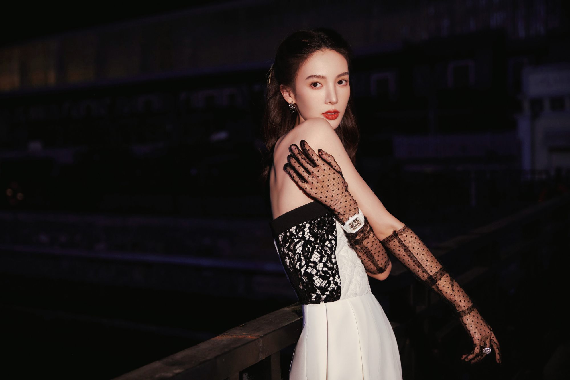 金晨长发红唇写真