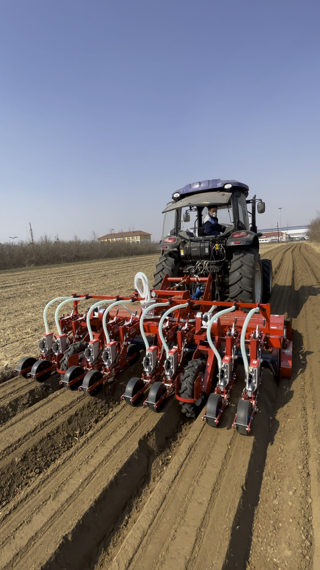 大顺气吸蔬菜播种机,旋耕起垄滴灌气吸播种一体机