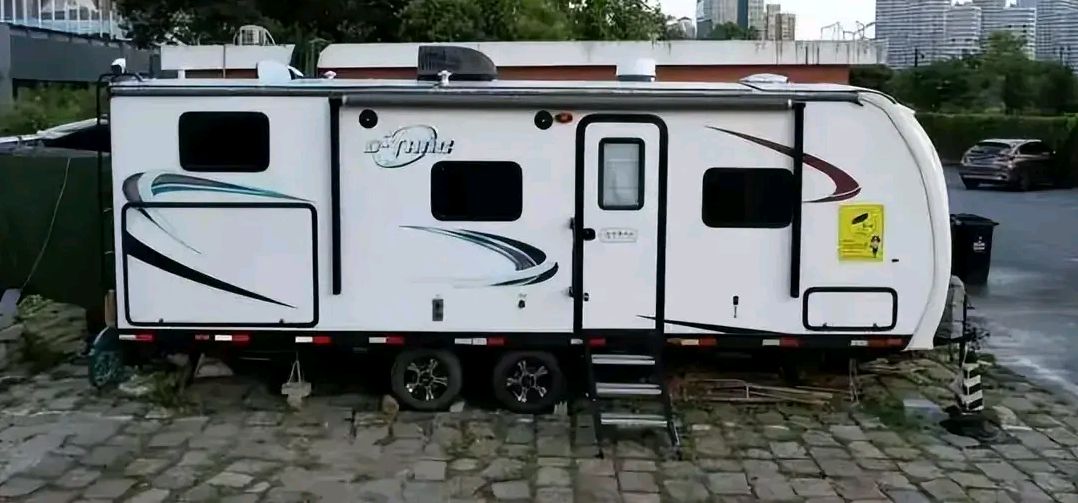 沪漂小哥15万买下一辆房车当做家