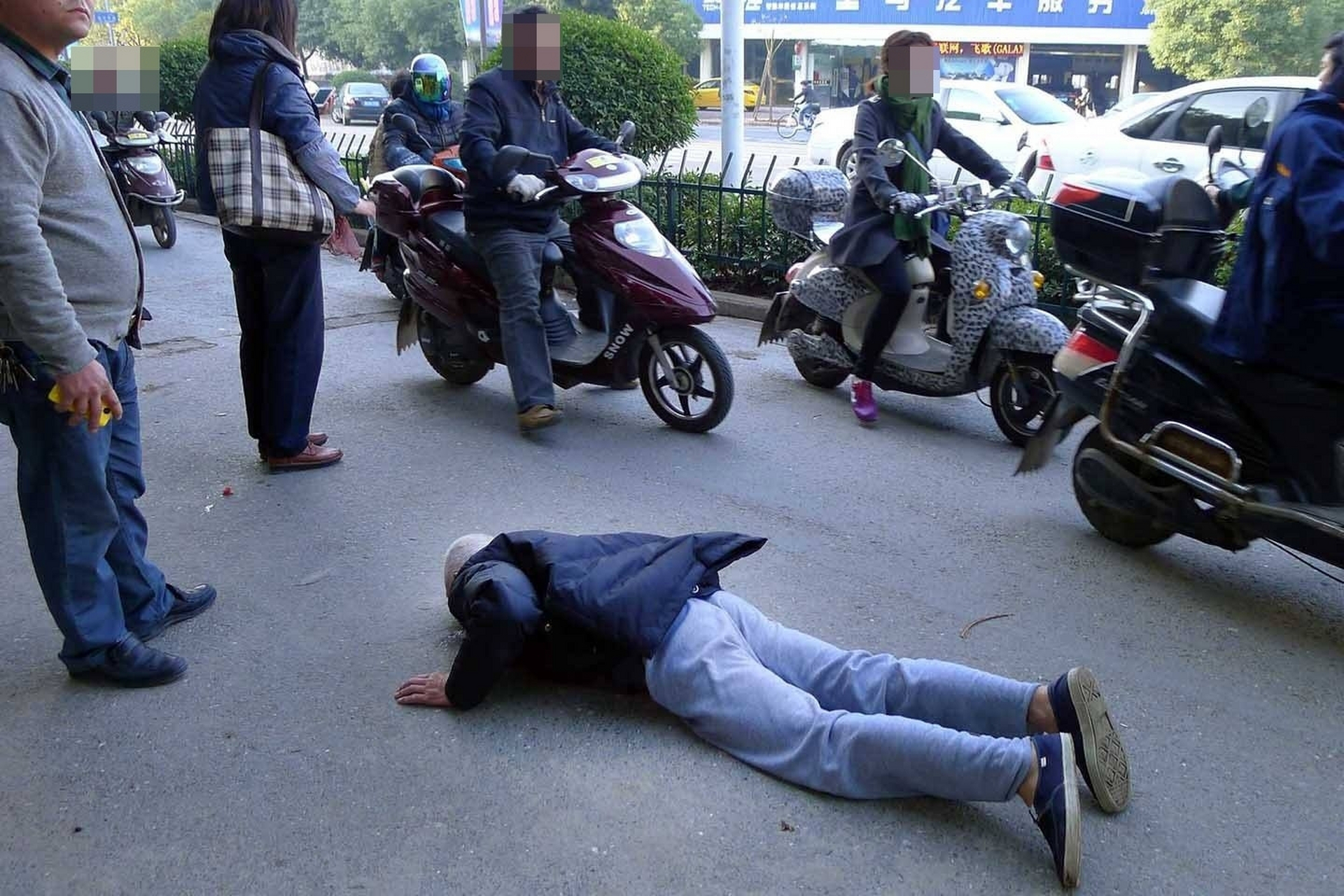 是上前救助还是一走了之,下面说的是面对老人摔倒后发生的真实的故事