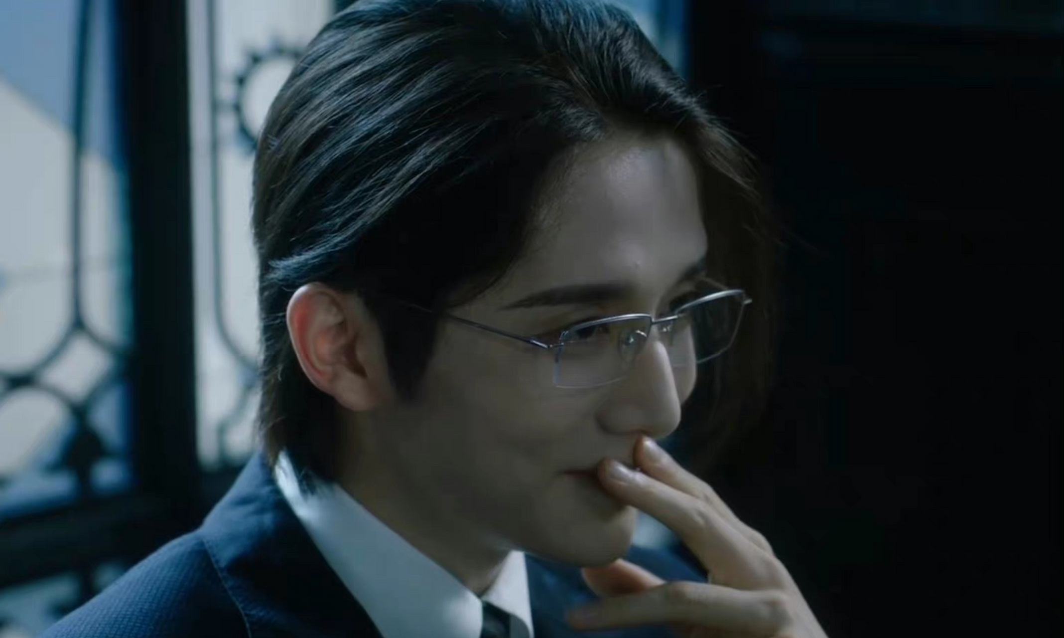 没看过原著默读,但是剧里张新成真的好娇啊,原著男主就这么妖娆吗?