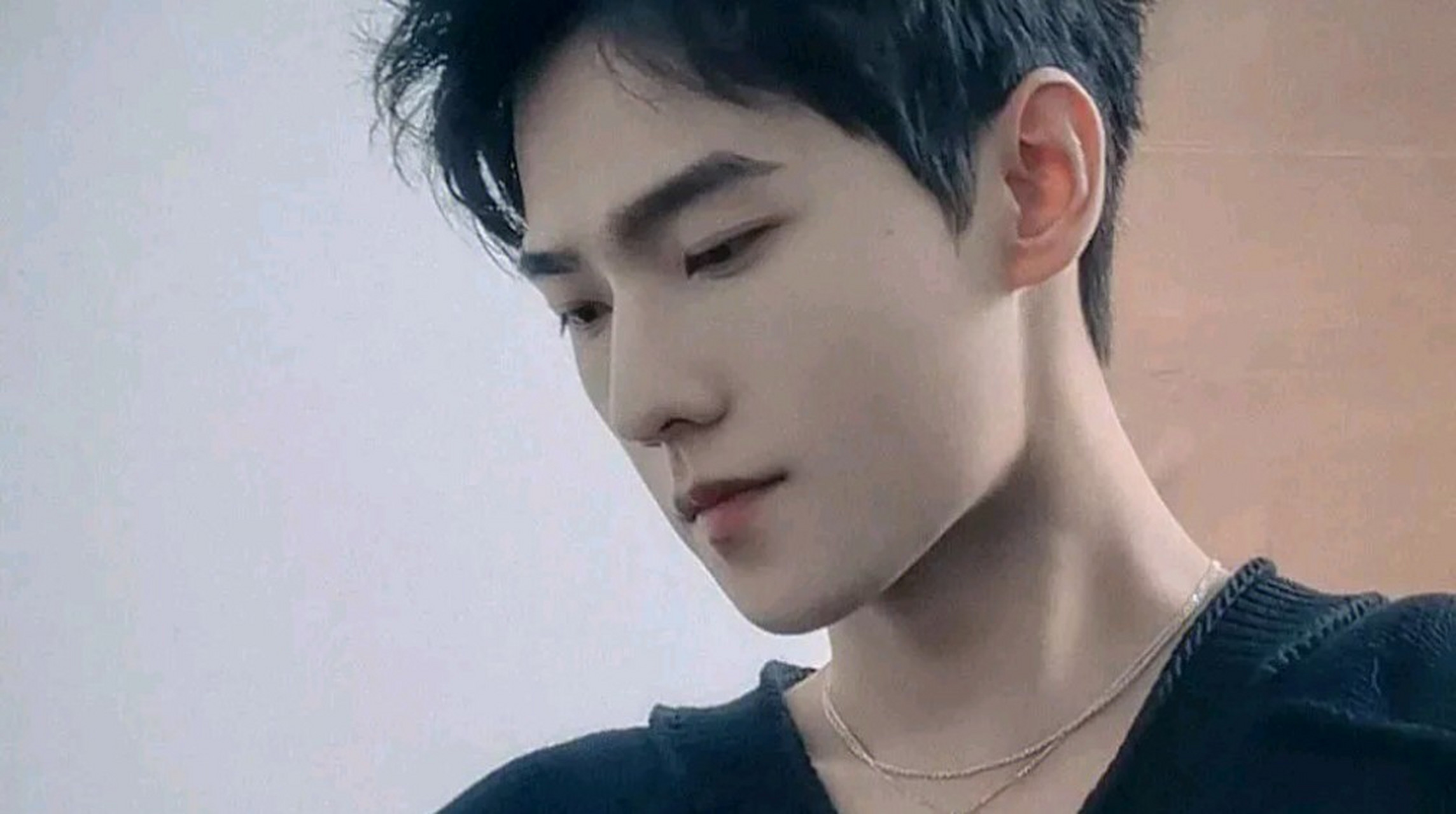 杨洋偶像包袱很重,他拍戏的时候会自己找比较帅的镜头,然后编排动作