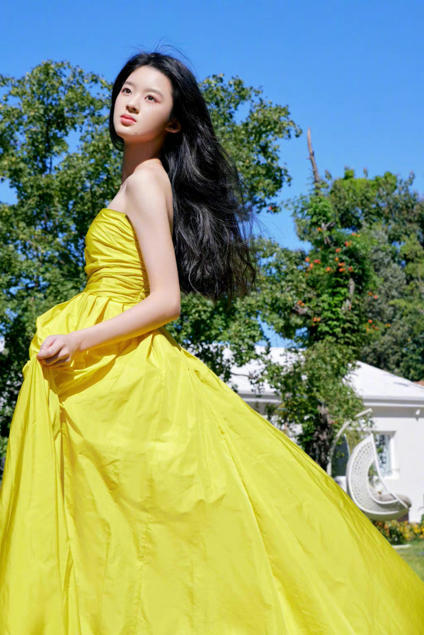 黄杨钿甜# 一袭黄色抹胸礼服,又纯又欲,可爱灵动,尽显俏丽清甜的膳