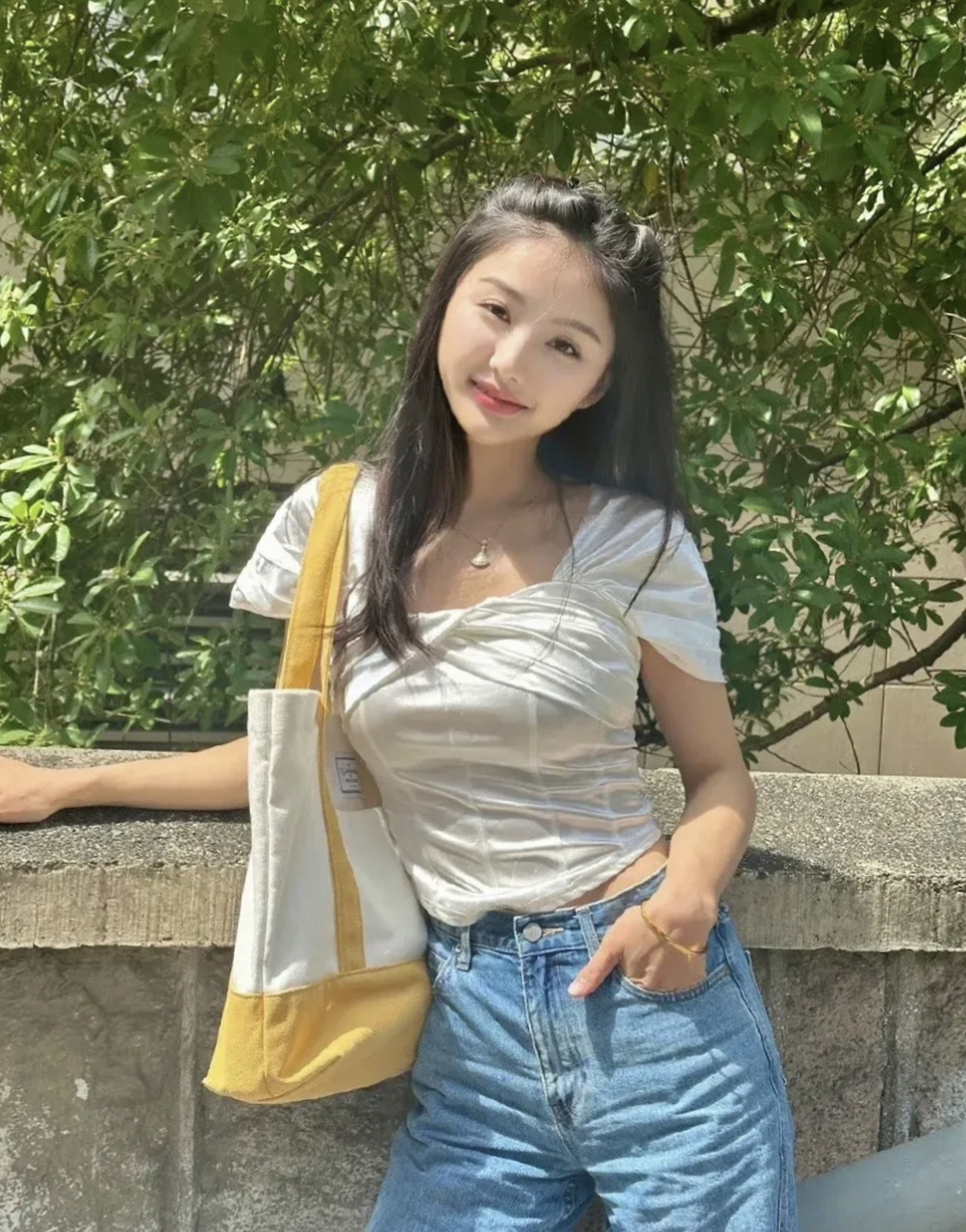 和娜扎更是没法比了,娜扎美的很有特色,张翰的新女友感觉有点网红 ..