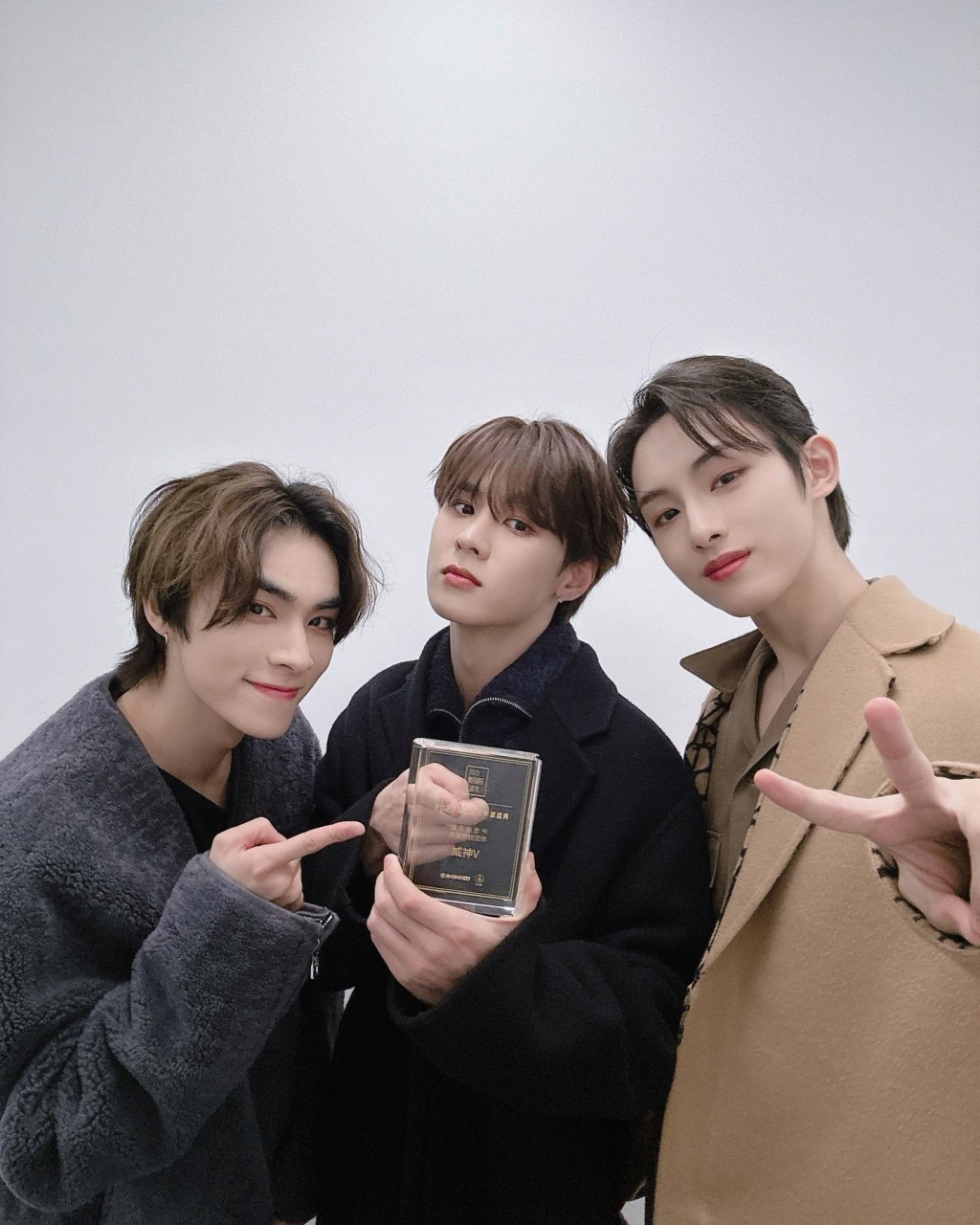 钱锟,董思成,肖俊,三人组合的威神v,在2023腾讯娱乐年度盛典中,获得"