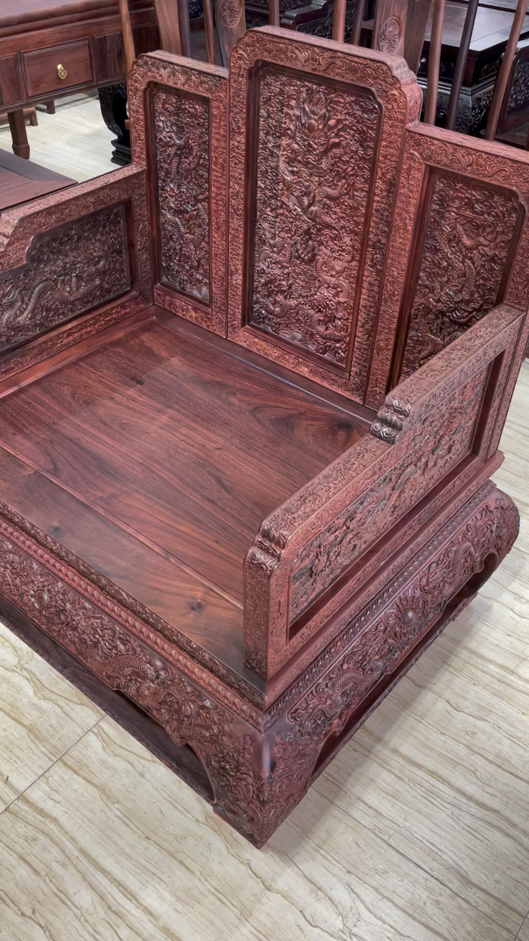 霸气非常的满雕龙宝座沙发,这么大尺寸的你家放得下吗?-度小视