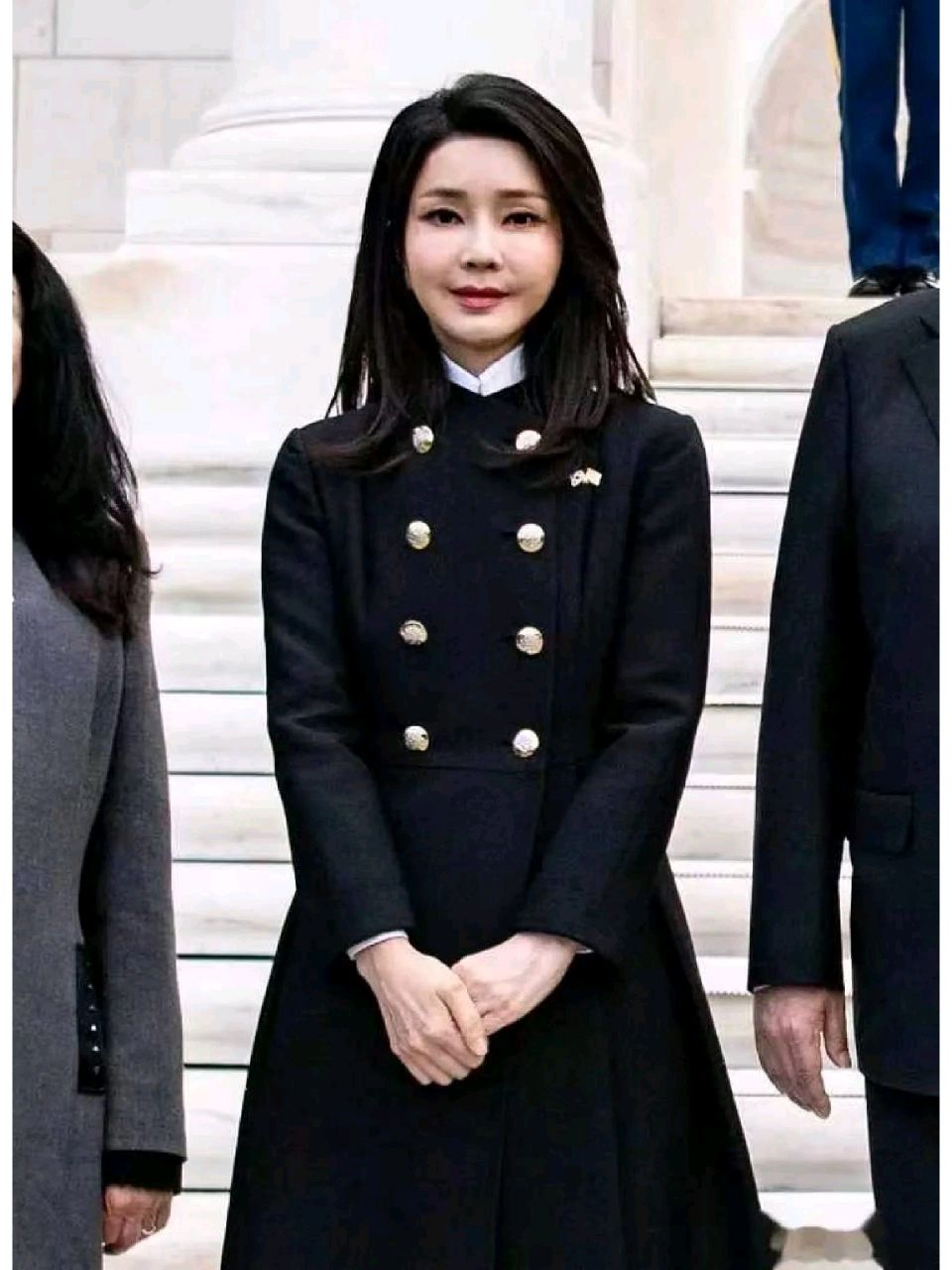 韩国总统夫人好年轻,神似少女 明明一张娃娃脸,又黑又长的头发飘飘