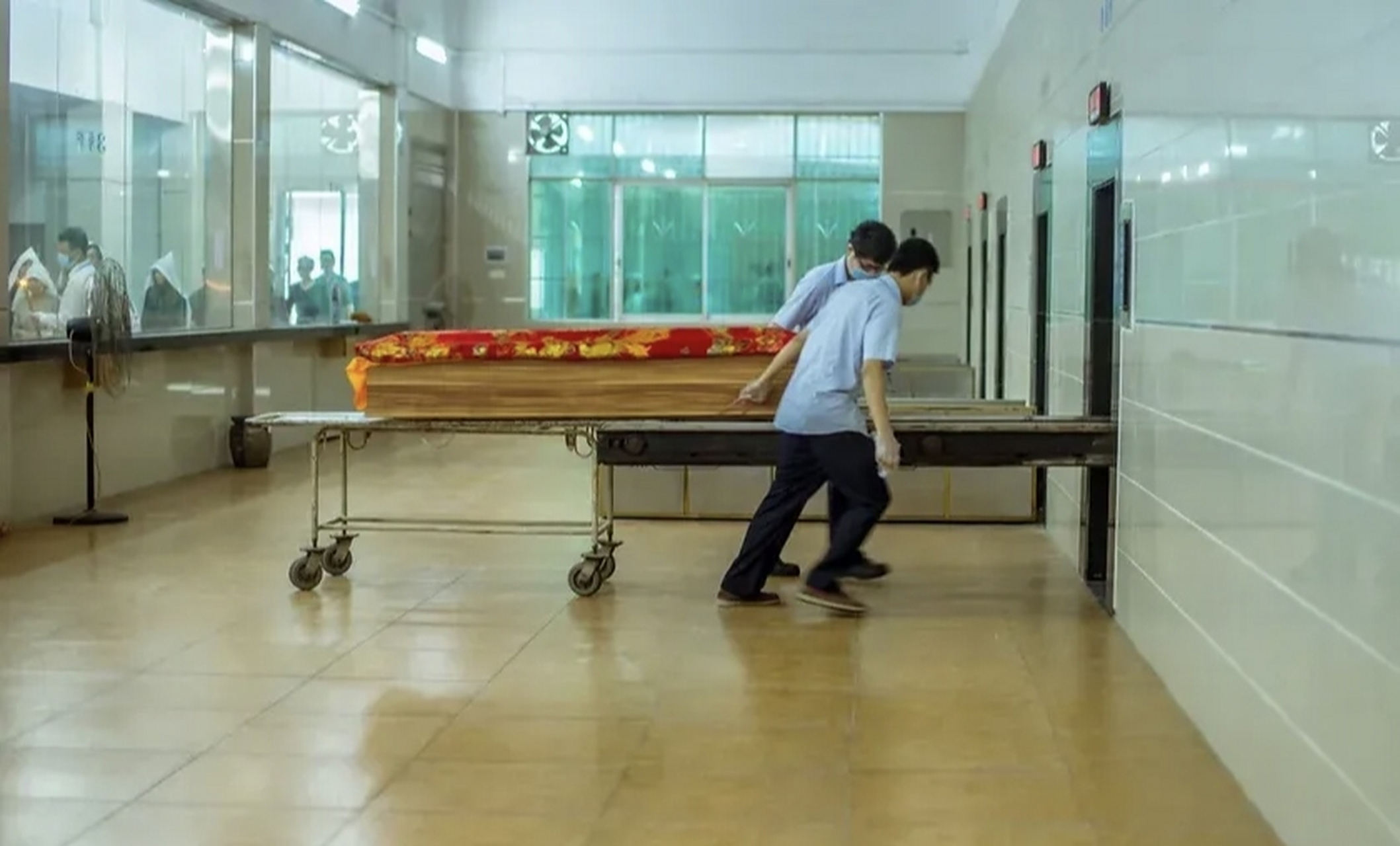 今天骑车路过殡仪馆,看到大门前贴着一张招聘广告,要招一名清洁工 50