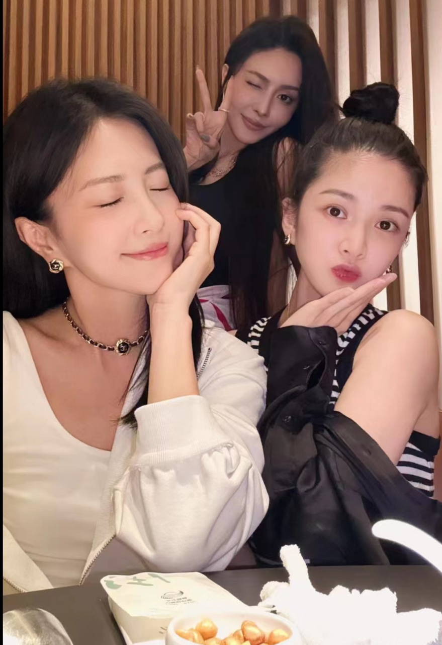 杜淳老婆和包贝尔老婆聚会,包文婧p图过头没认出来,王灿倒是很有辨识