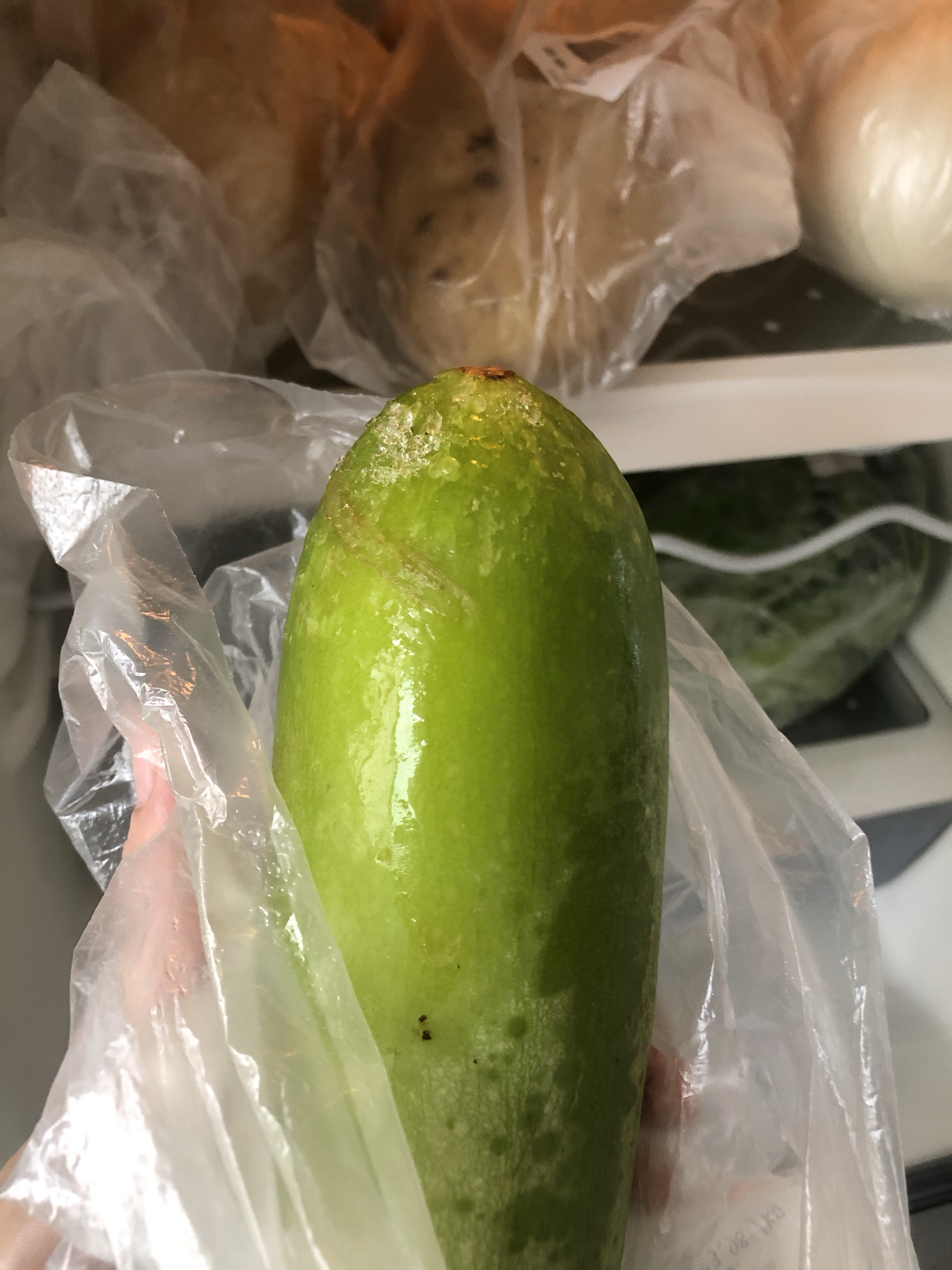 冰箱保鲜层里做饭时拿出来一看颜色变深硬邦邦的上面还挂着冰碴