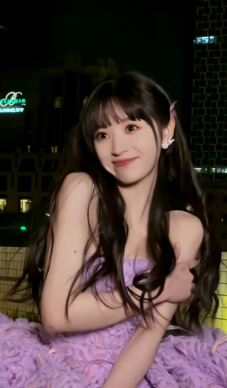 田曦薇去参加微博之夜,放了一堆红毯上的照片,为的就是显示自己胳膊