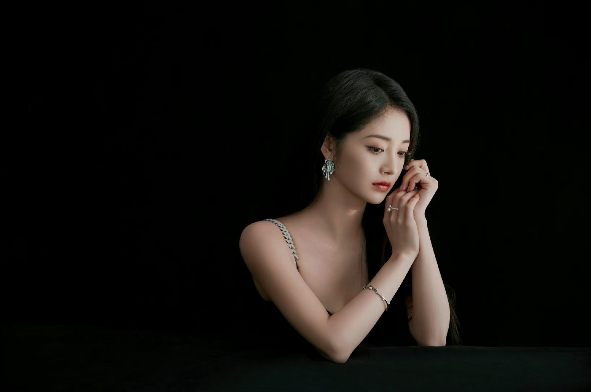 周洁琼# 一袭黑色吊带长裙,飘逸长发披肩,肤白貌美的容颜,窈窕曼玫哪