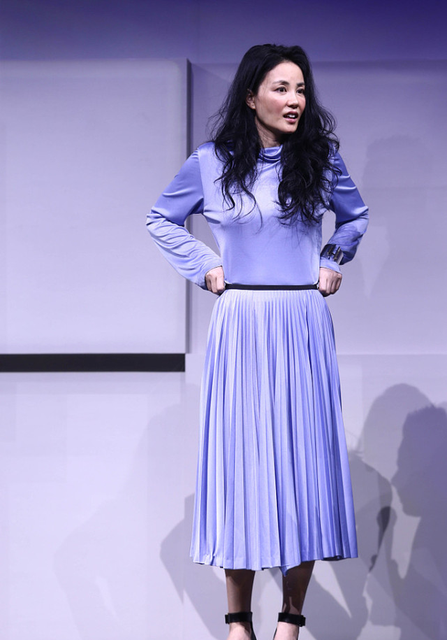 王菲新穿搭大衣配长筒靴,气质依旧风华绝代,粉丝纷纷点赞