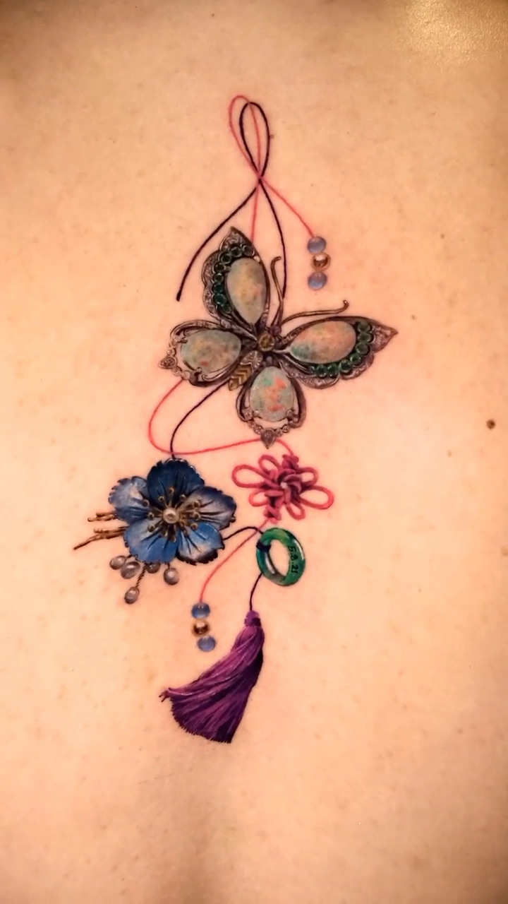 北京纹身/女生后背写实蝴蝶吊坠纹身