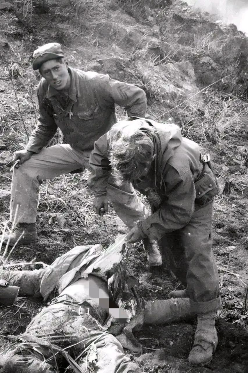 朝鲜战场上,一位牺牲的志愿军士兵的遗体躺在地上.