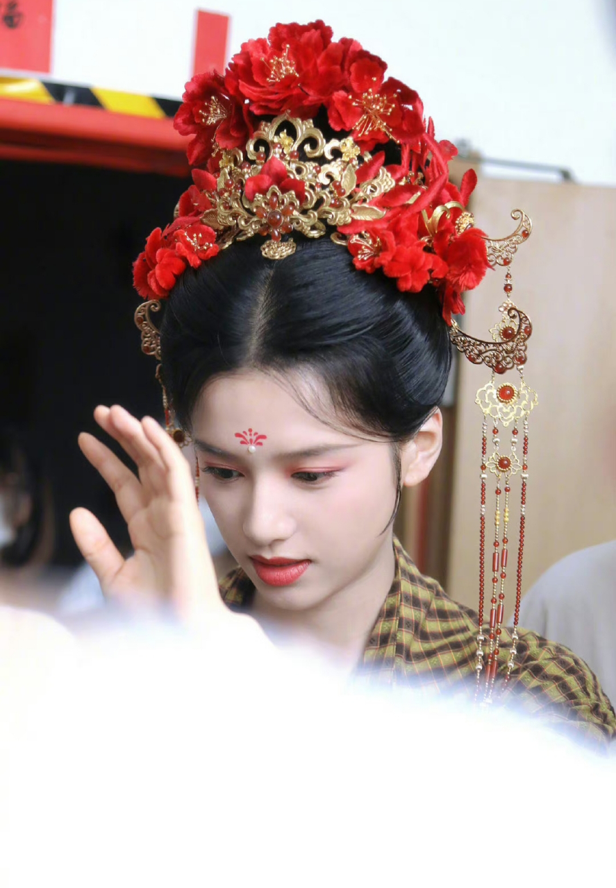 张婧仪惜花芷大婚造型路透,盘发加上红色头冠,好好看啊. #张婧仪