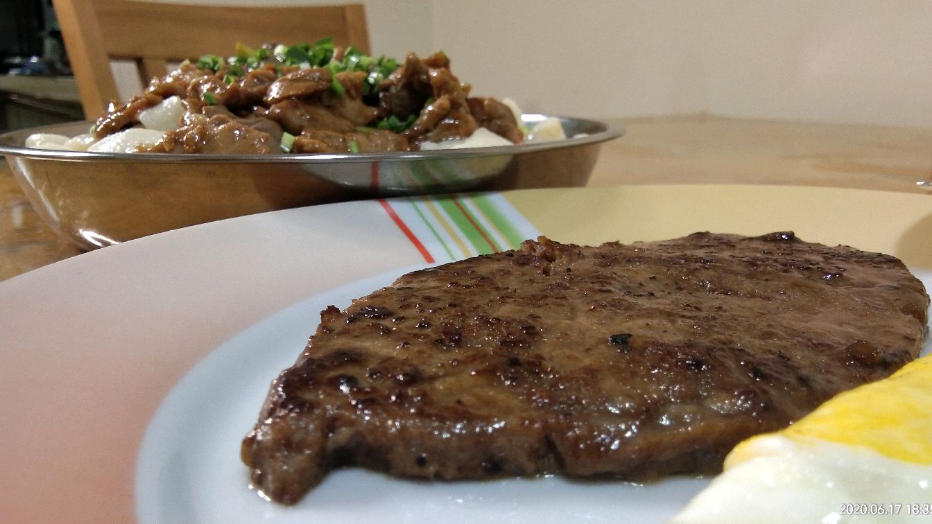 牛排配拌面,给生活添点仪式感