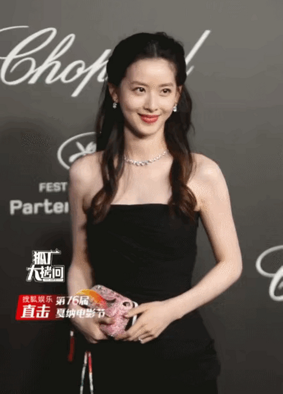 5月24日,网上晒出一段章泽天出席戛纳晚宴红毯的视频,简单的打扮,却