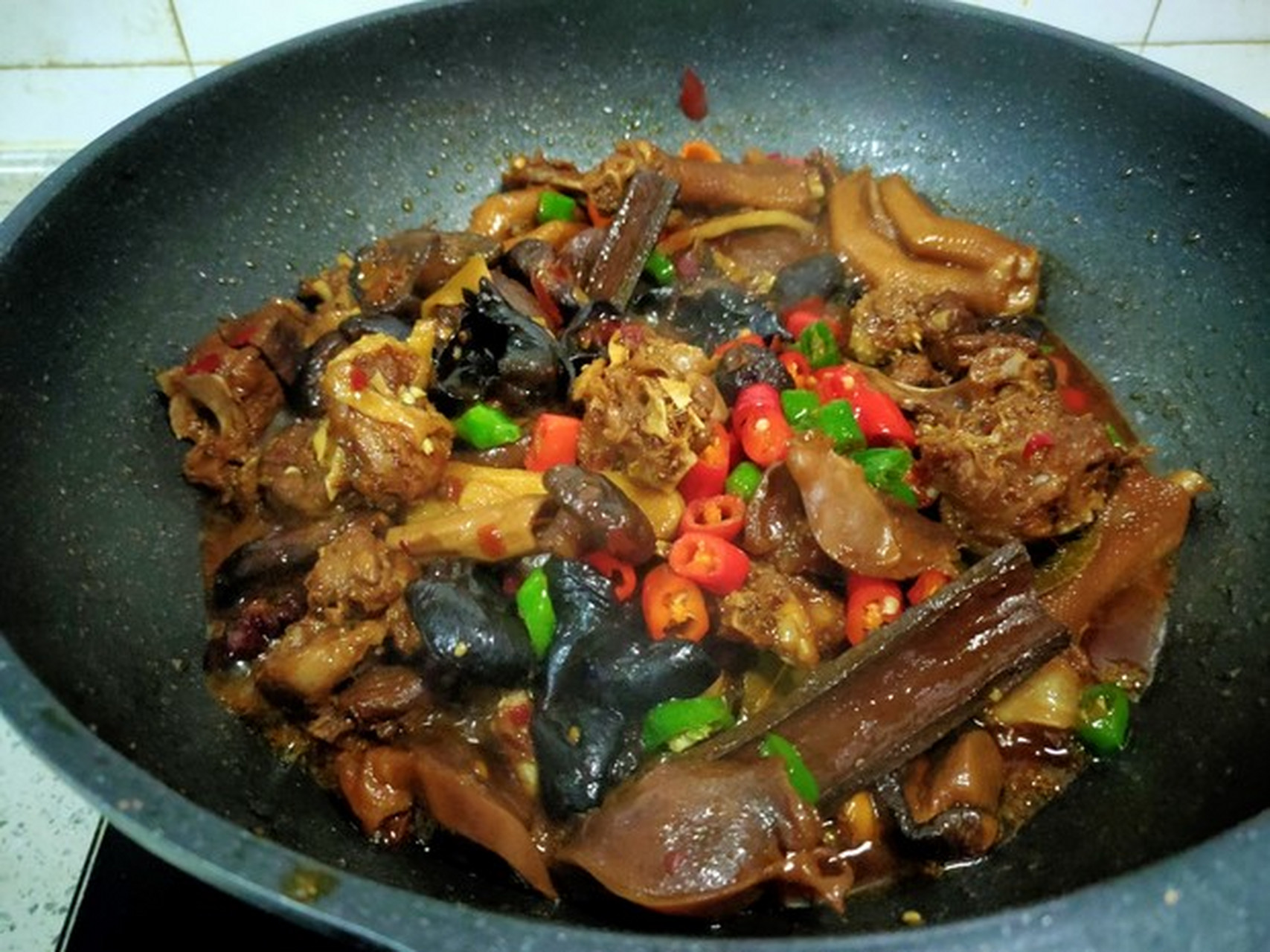 铁锅炖大鹅的做法:  材料: - 一只大鹅(约 2.