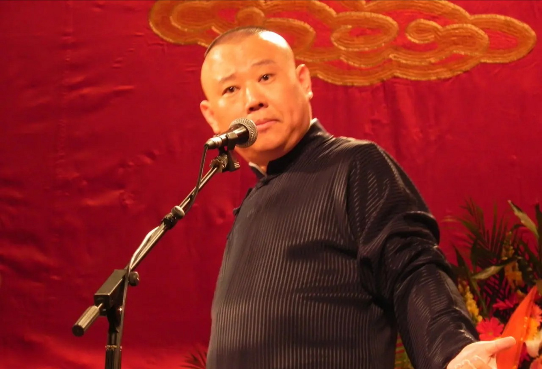 " 02 当初姜昆在相声行业发起"反三俗"运动,把郭德纲的德云社给赶出