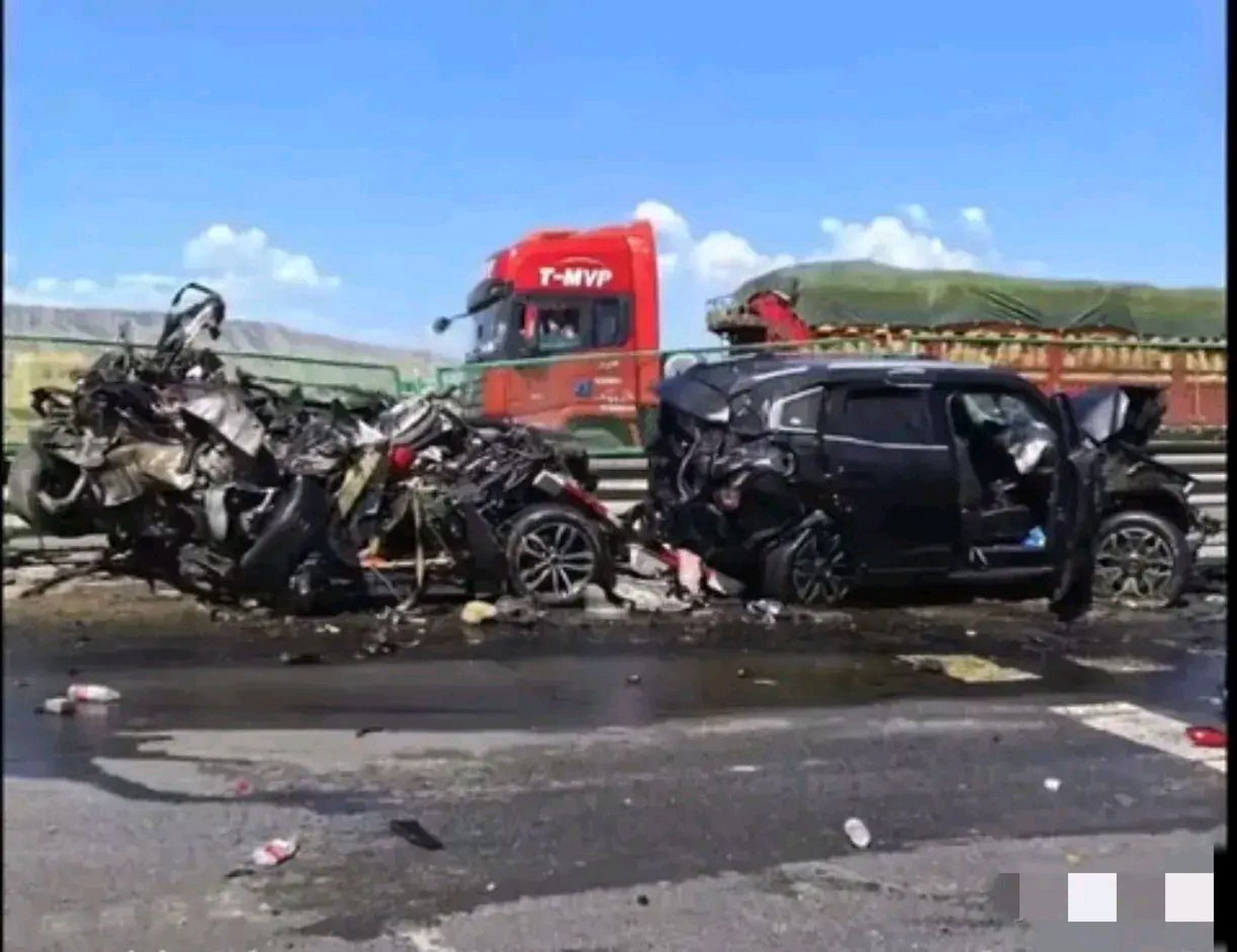 g30连霍高速甘肃山丹境内5辆私家车和3辆货车追尾相撞,事故造成8人