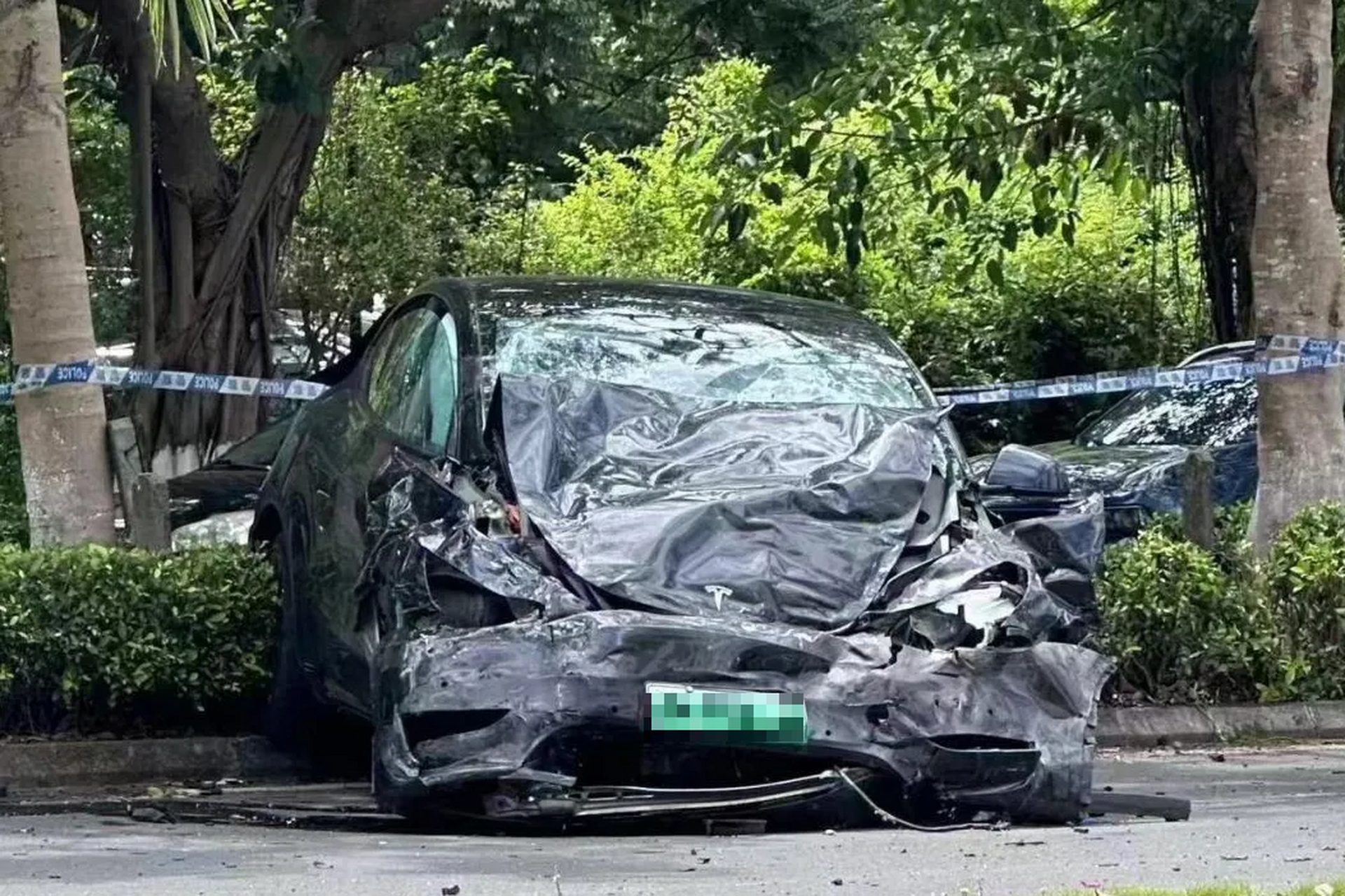 特斯拉追尾撞飞小客车致1死1伤  6月19日,海口,一黑色小客车(特斯拉)