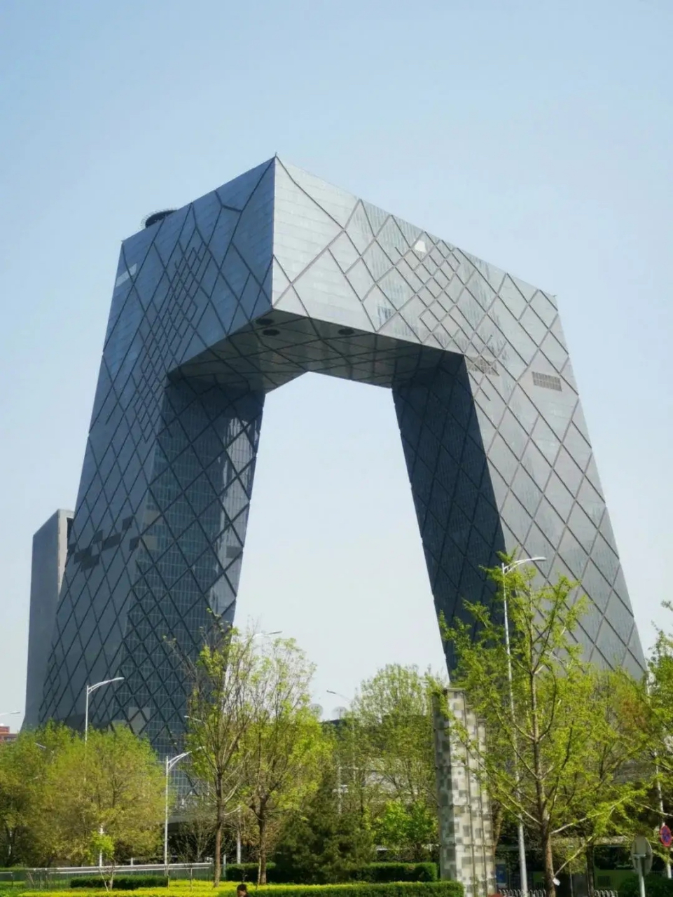 这样的大裤衩形大楼造型早已有之,并不是中央电视台设计师首创.[大笑]