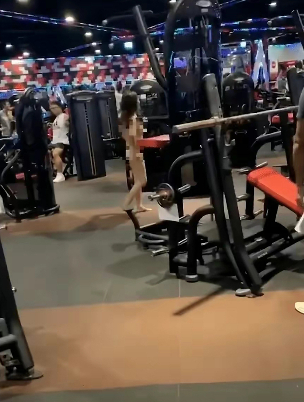 女子裸体大闹健身房……  有一位50多岁的女子,赤身裸体的大闹健身房