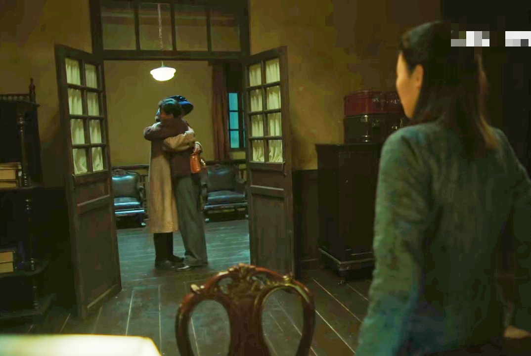 《破晓东方》乔振宇很敬业,扮女装亮相,有点惊艳但不多!