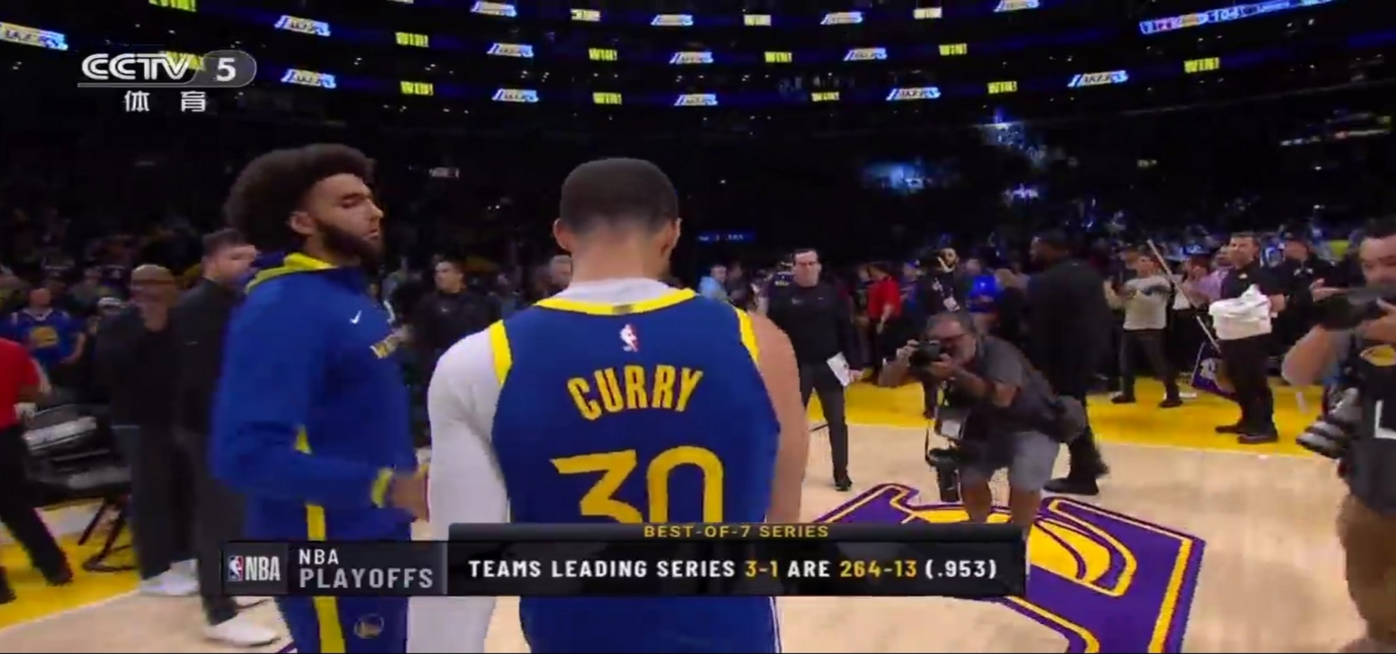 库里离场的背影多少有些落寞,面对1比3的大比分,勇士恐怕是没机会了!