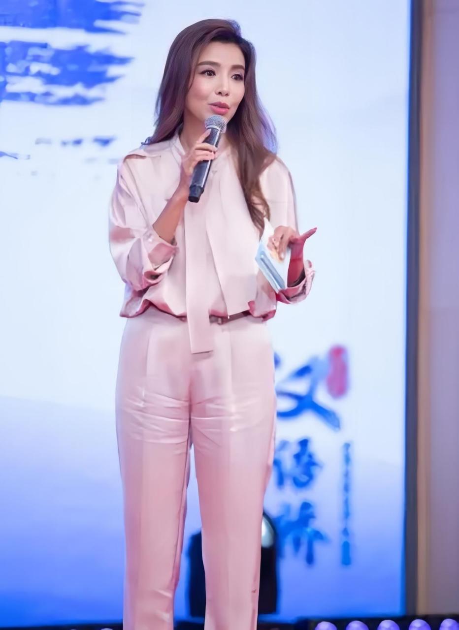 朱迅的时尚美感确实越来越出众,让人难以相信她已经接近50岁了.