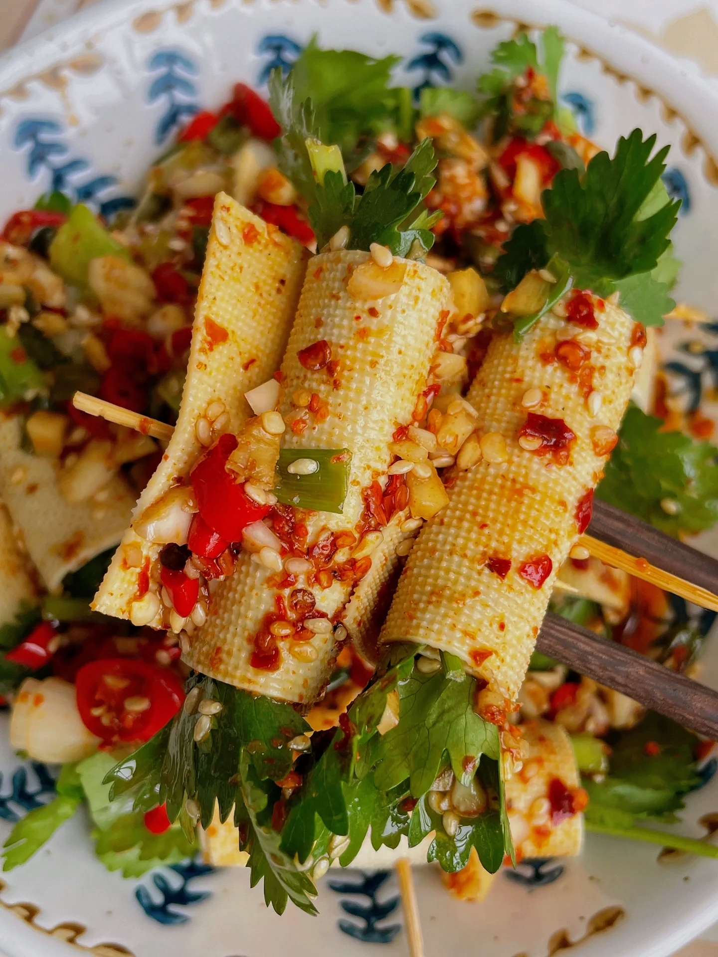 香菜卷豆皮怎么做简直无敌啦,好吃到跺脚