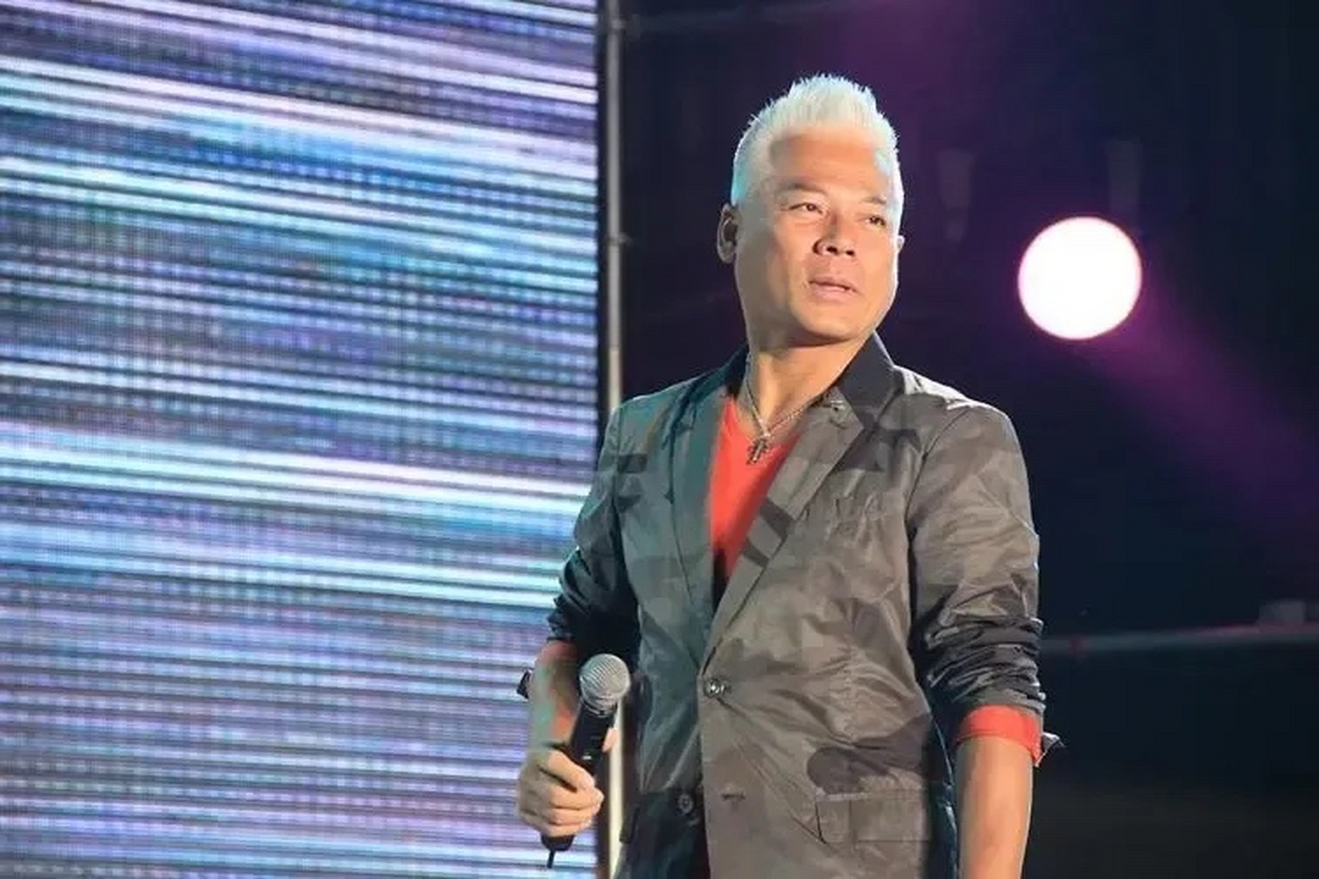 一次比赛中,女歌手唱完台下一片掌声,巫启贤却说只是练习生水平,女