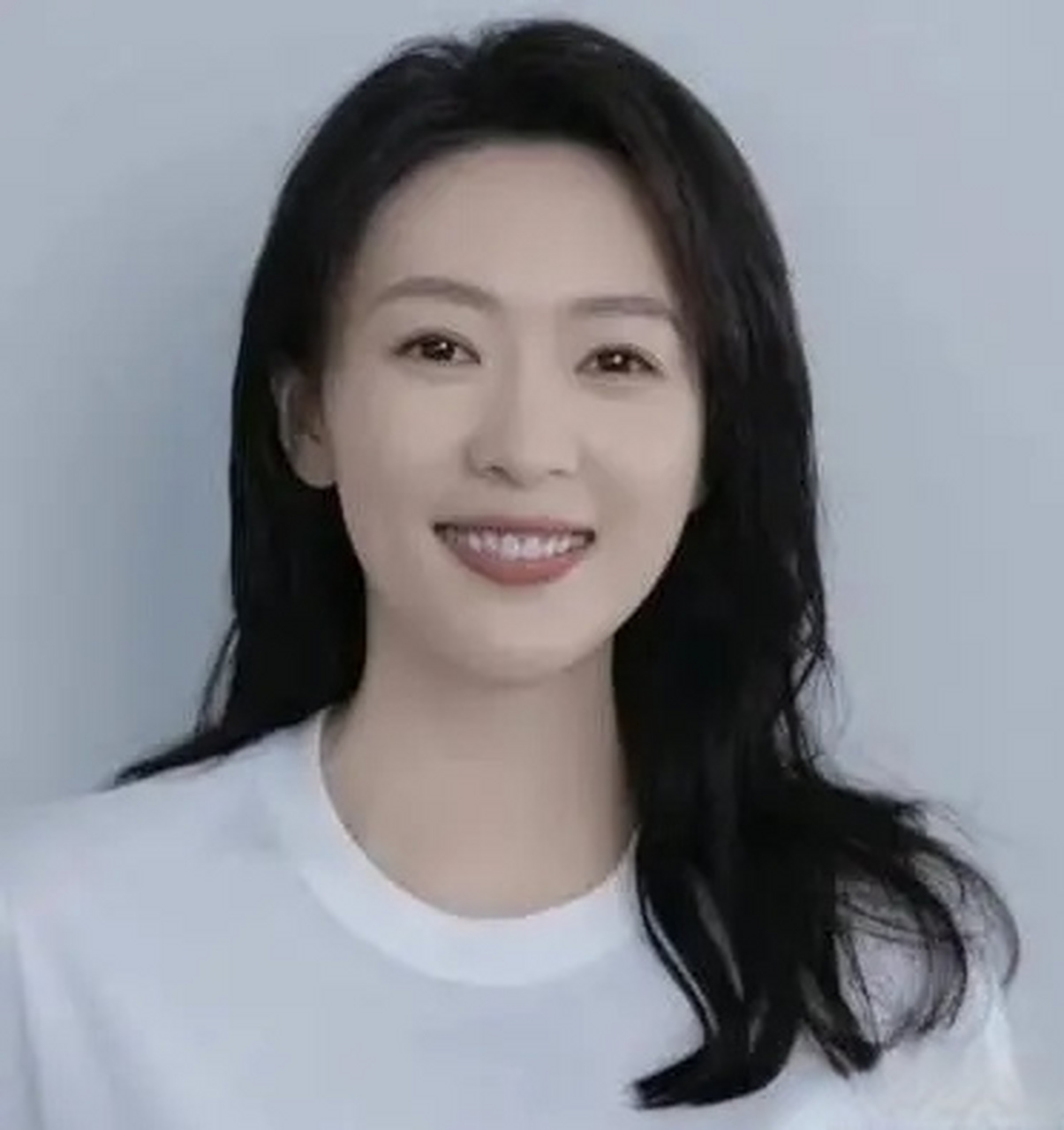 2003年,18岁的童瑶在中戏门口被张默打的不成人样,童瑶趴在地上哀求