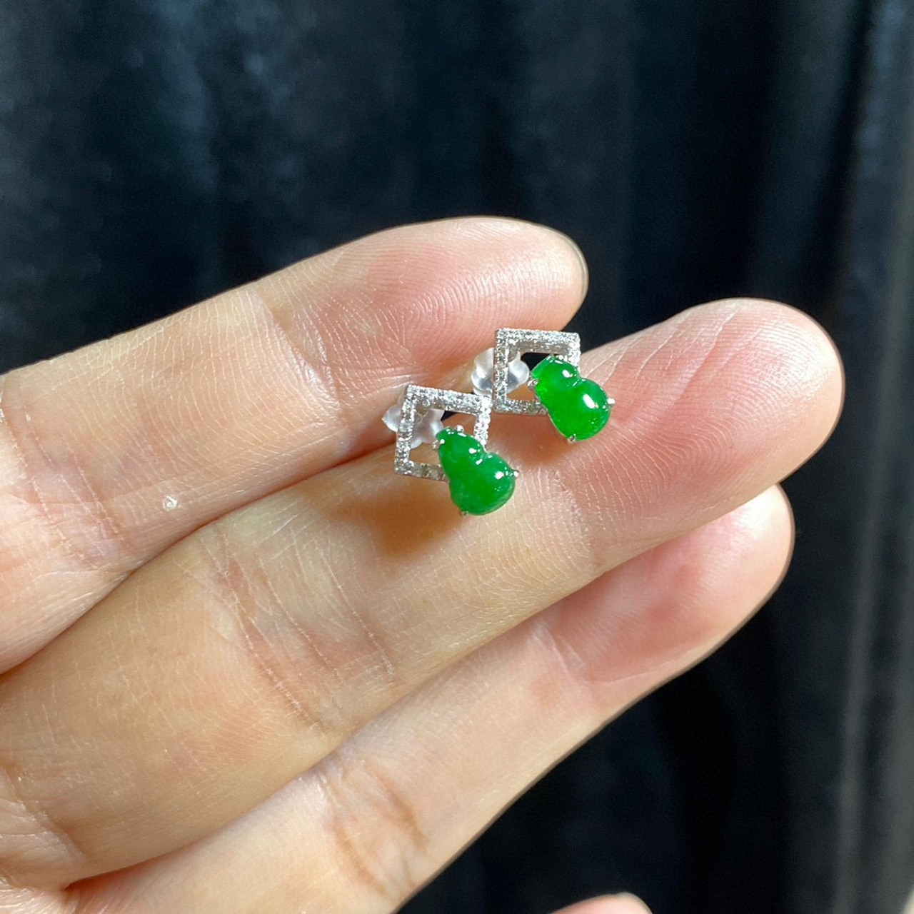 走得了日常,压得住气场的冰种满绿翡翠葫芦耳钉 6