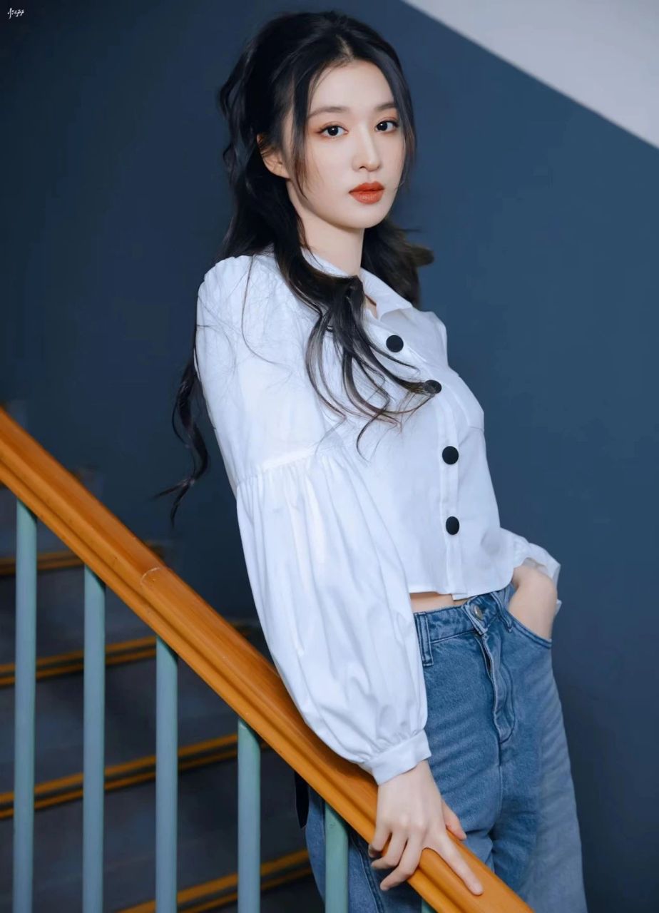 王楚然穿着一件时尚的白色灯笼袖衬衫,搭配牛仔裤,修长的双腿显得非常