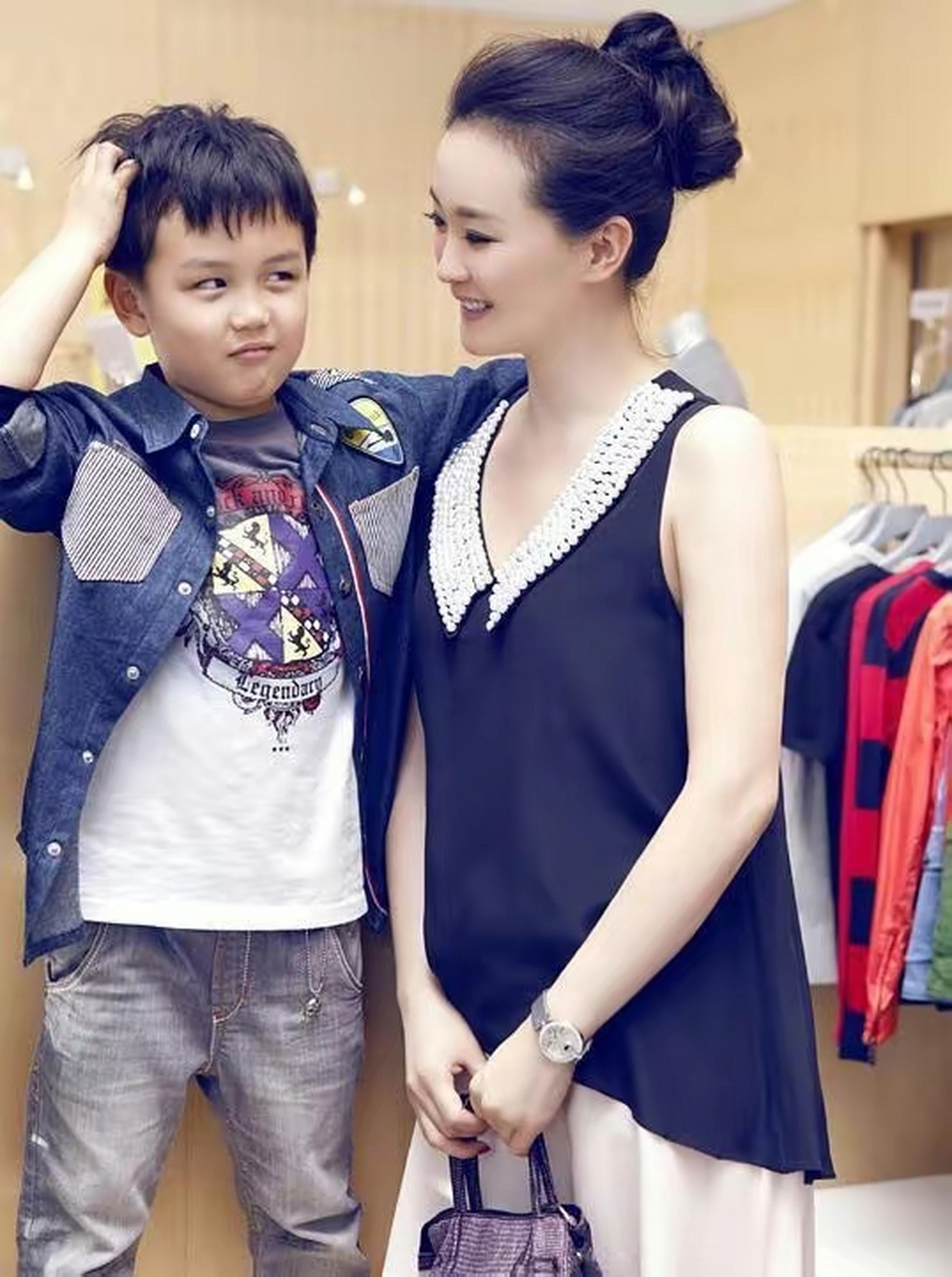 王艳母亲节获儿子送花,17岁球球穿4400元t恤,富养长大变懂事  5月14日