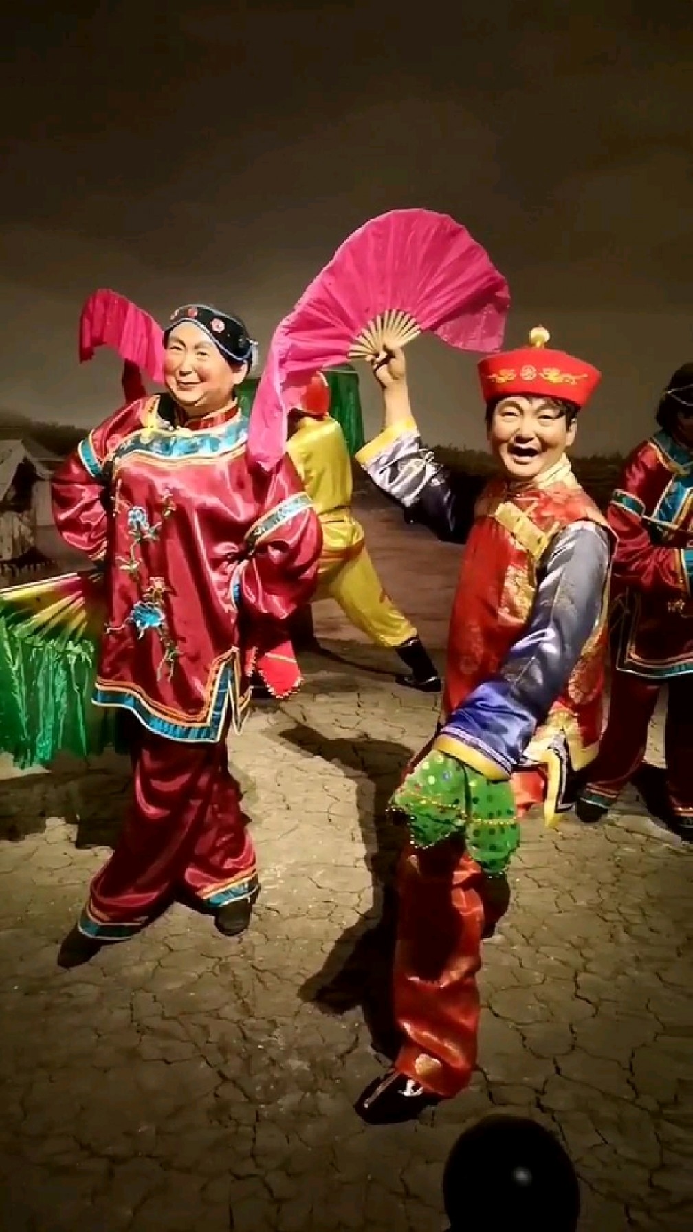 东北大秧歌 二人转都是从古代传下来的 一直是农村老百姓的最爱