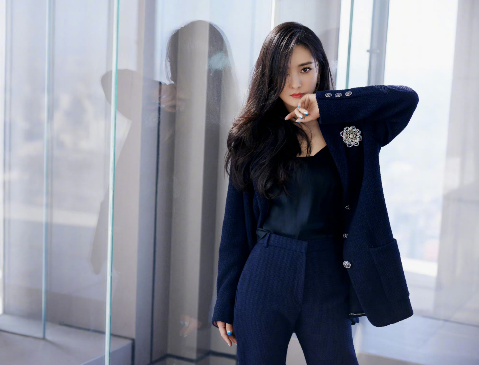 杨幂# 2021年电影《刺杀小说家》,活动现场的造型,又型又飒!