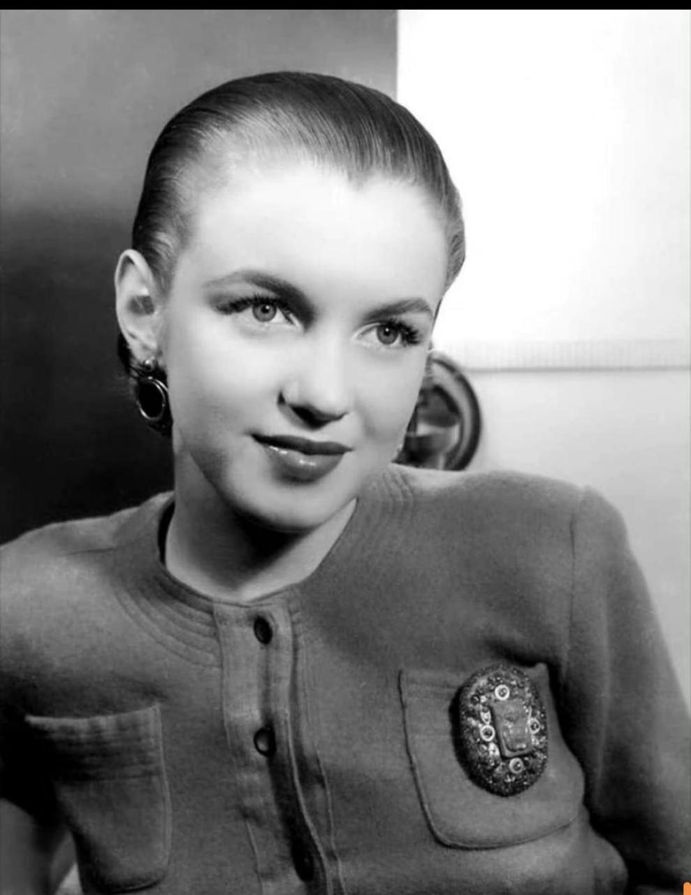 50年代,玛丽莲梦露的一张老照片,罕见的没有走性感路线,梳着十分考究